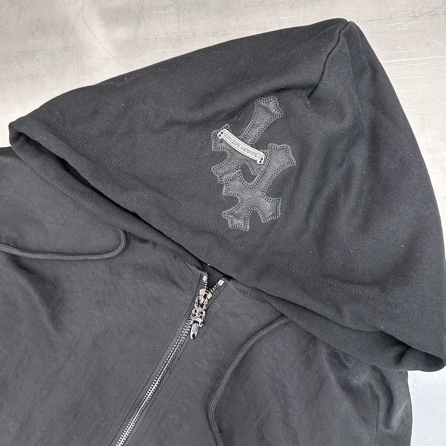 🆕克罗心 ｜ 新款夹克外套，成衣洗水加手工刺绣十字标加金线平绣工艺，针梭织拼接做工，品牌提花里布面料，男