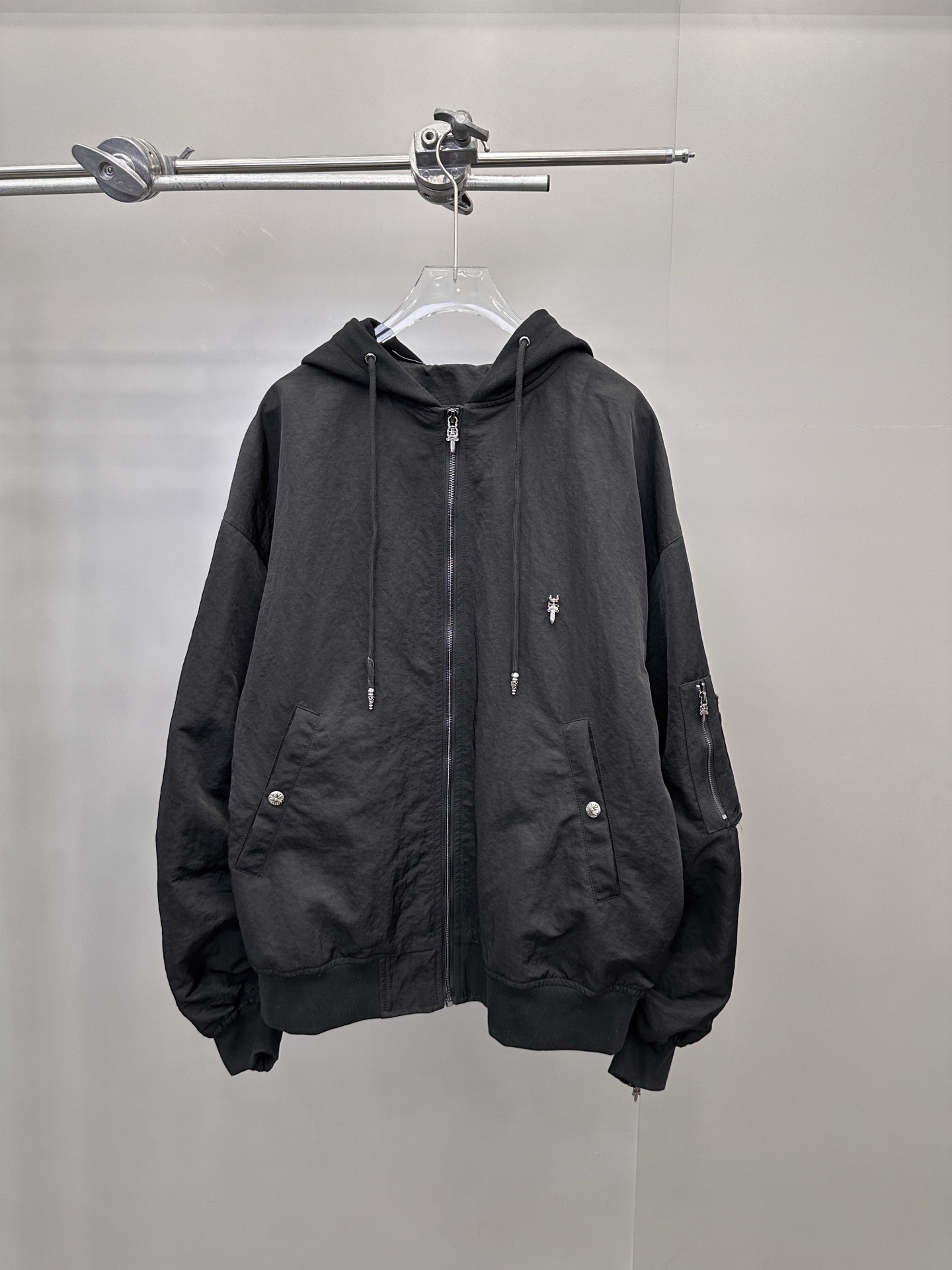 🆕克罗心 ｜ 新款夹克外套，成衣洗水加手工刺绣十字标加金线平绣工艺，针梭织拼接做工，品牌提花里布面料，男