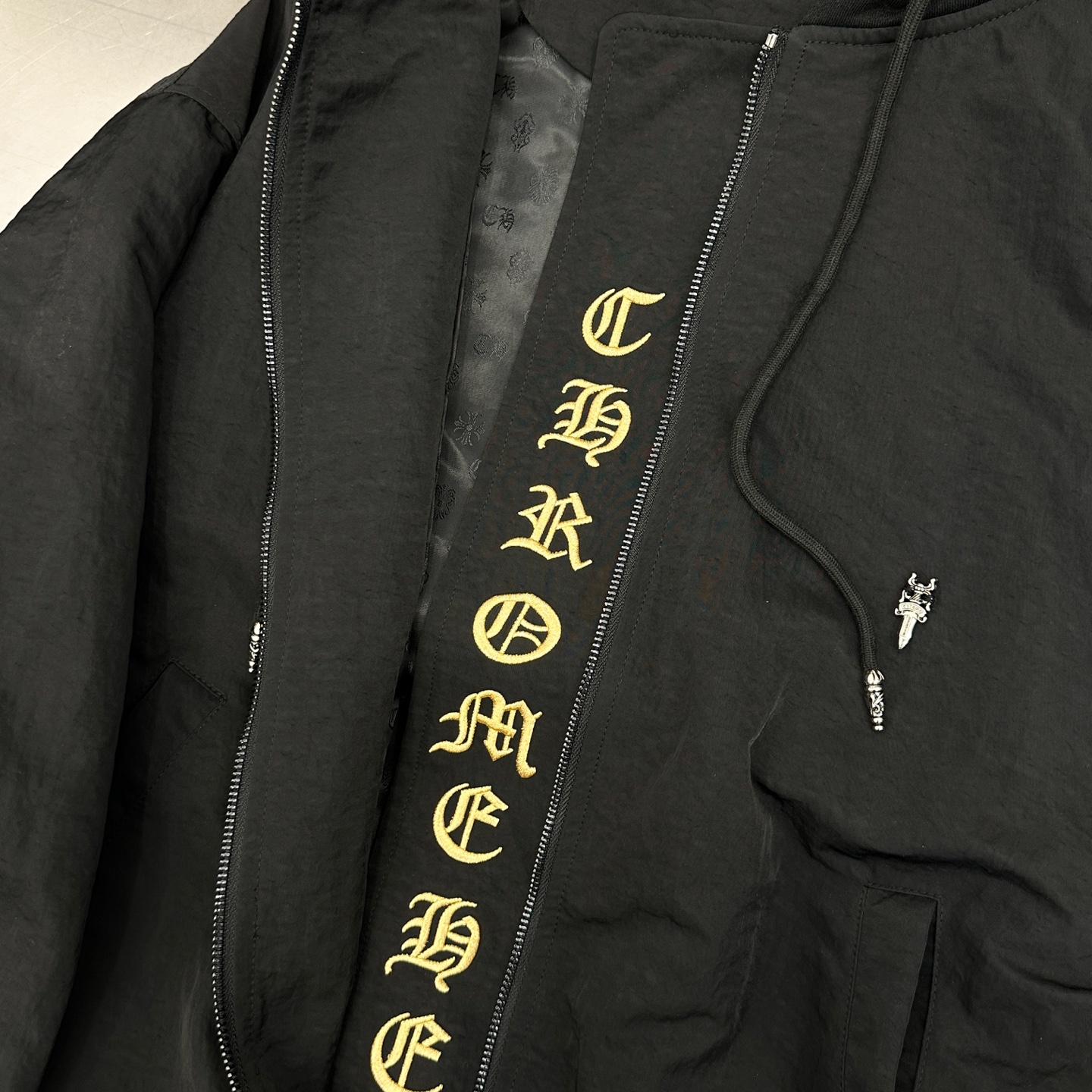 🆕克罗心 ｜ 新款夹克外套，成衣洗水加手工刺绣十字标加金线平绣工艺，针梭织拼接做工，品牌提花里布面料，男