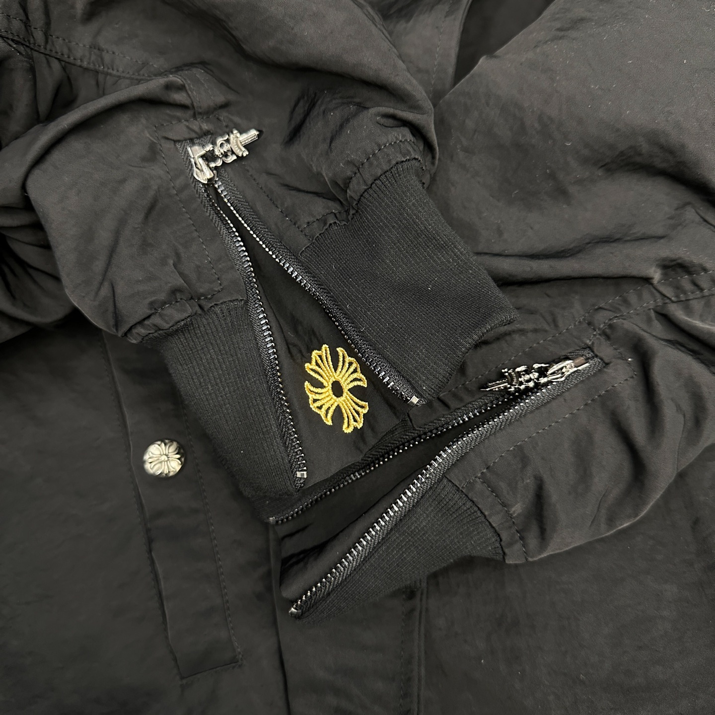 🆕克罗心 ｜ 新款夹克外套，成衣洗水加手工刺绣十字标加金线平绣工艺，针梭织拼接做工，品牌提花里布面料，男