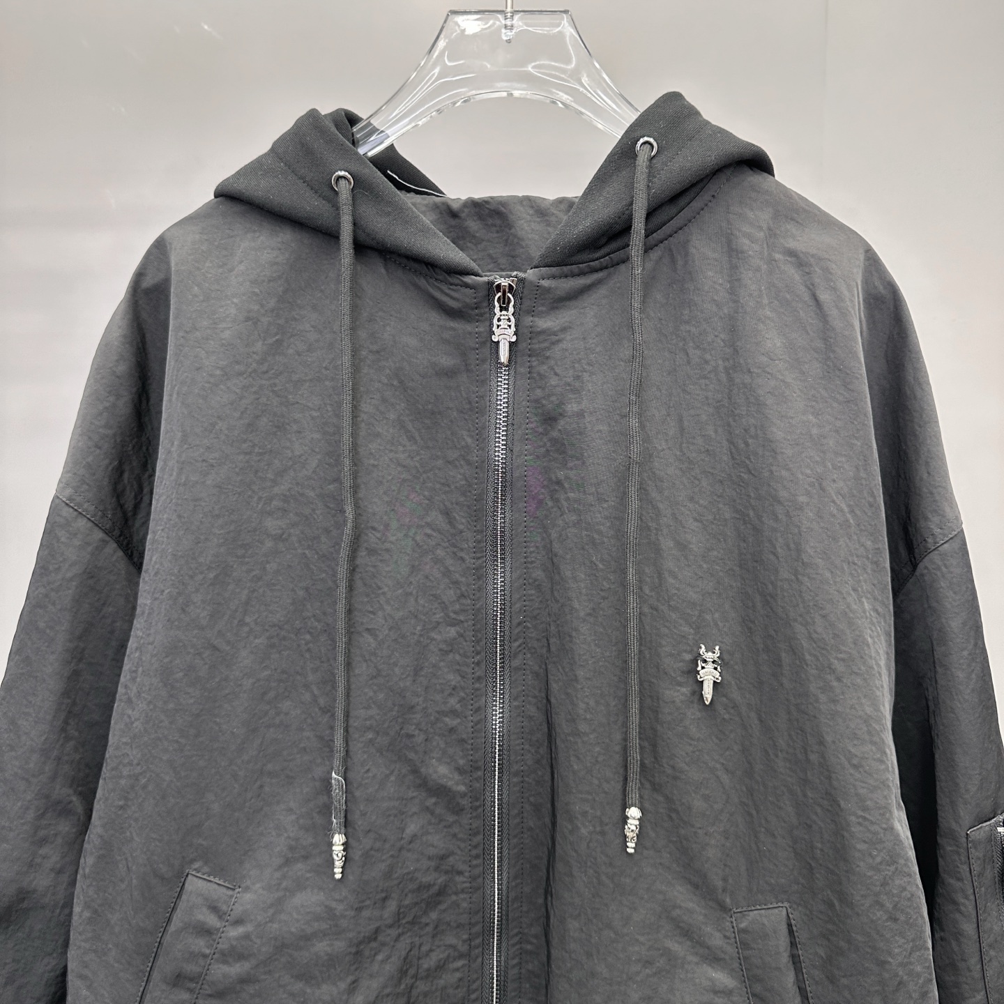 🆕克罗心 ｜ 新款夹克外套，成衣洗水加手工刺绣十字标加金线平绣工艺，针梭织拼接做工，品牌提花里布面料，男