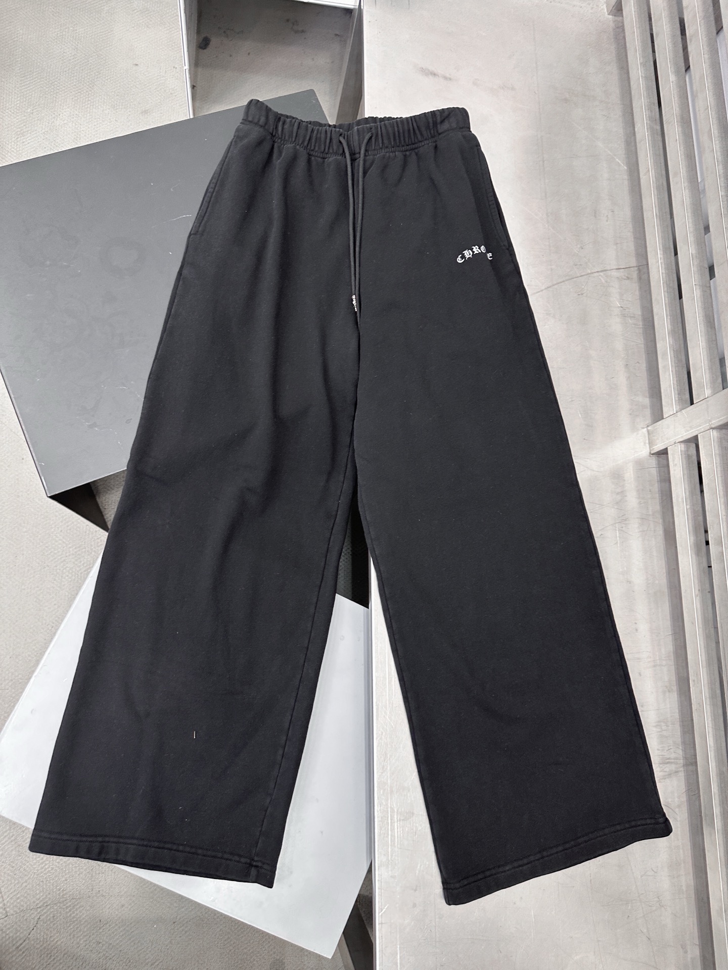 🆕克罗心 ｜ 新款卫裤，成衣洗水炒色工艺加前后经典印花标，男女同款，尺码sml