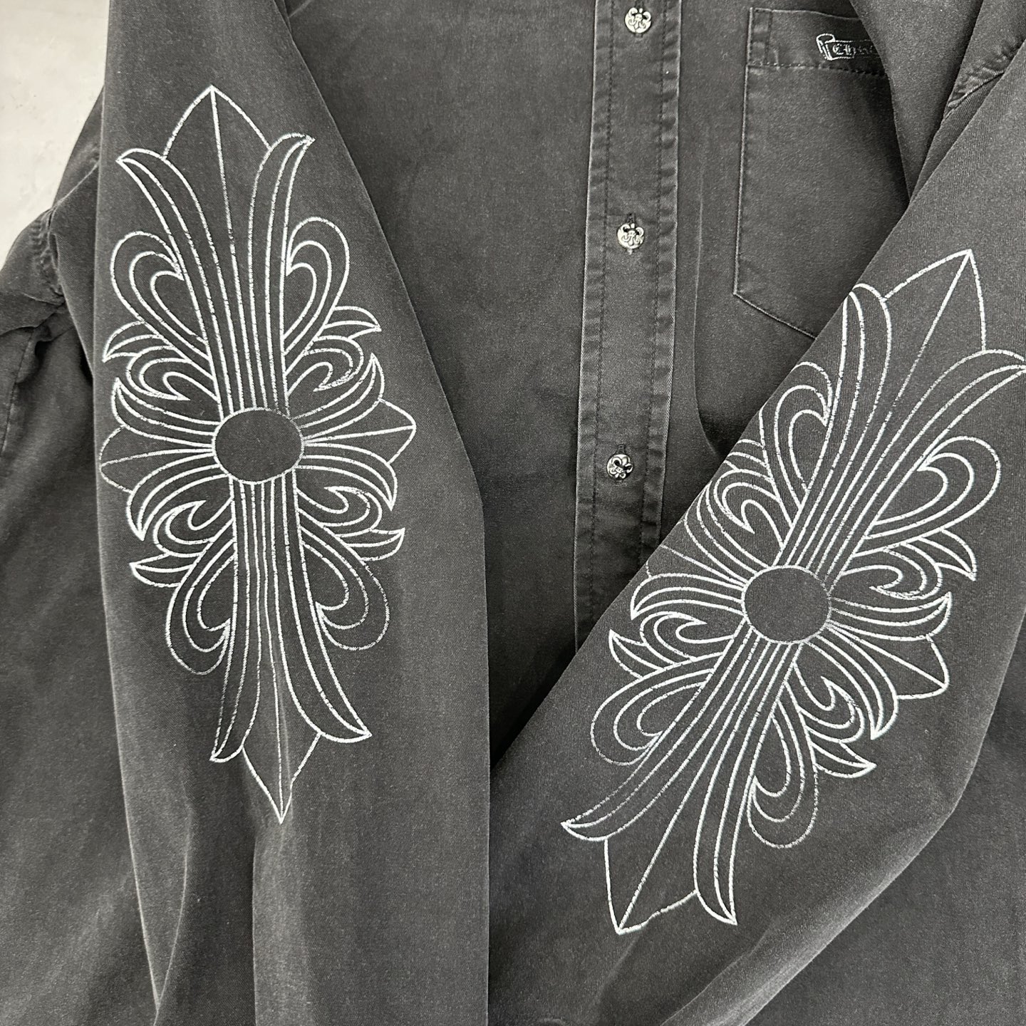 🆕克罗心 ｜ 新款衬衣，成衣洗水炒色加5处印花工艺，100%棉，男女同款，尺码sml