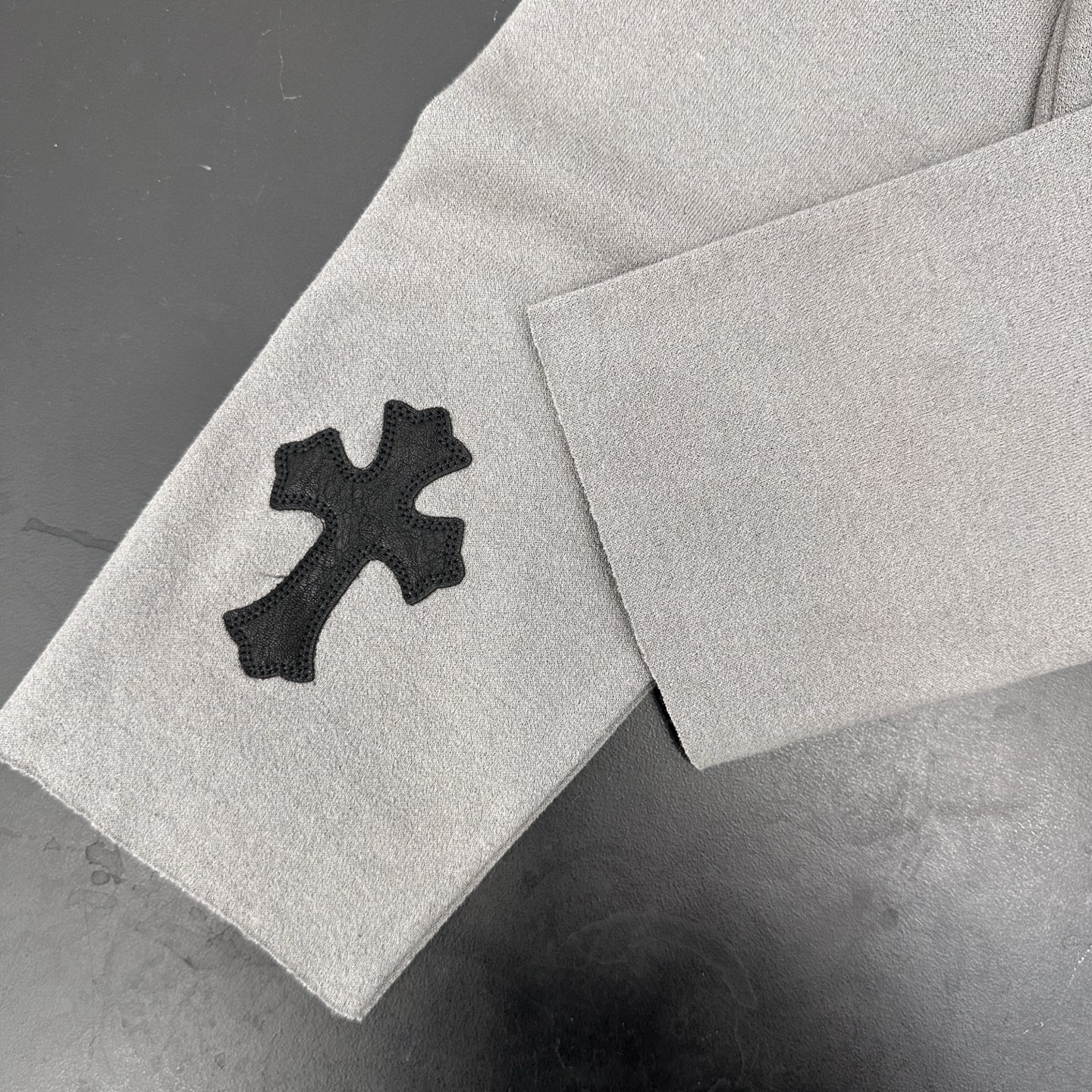 🆕克罗心 ｜ 新款开衫卫衣，成衣洗水喷色工艺加手工刺绣十字标，尺码sml