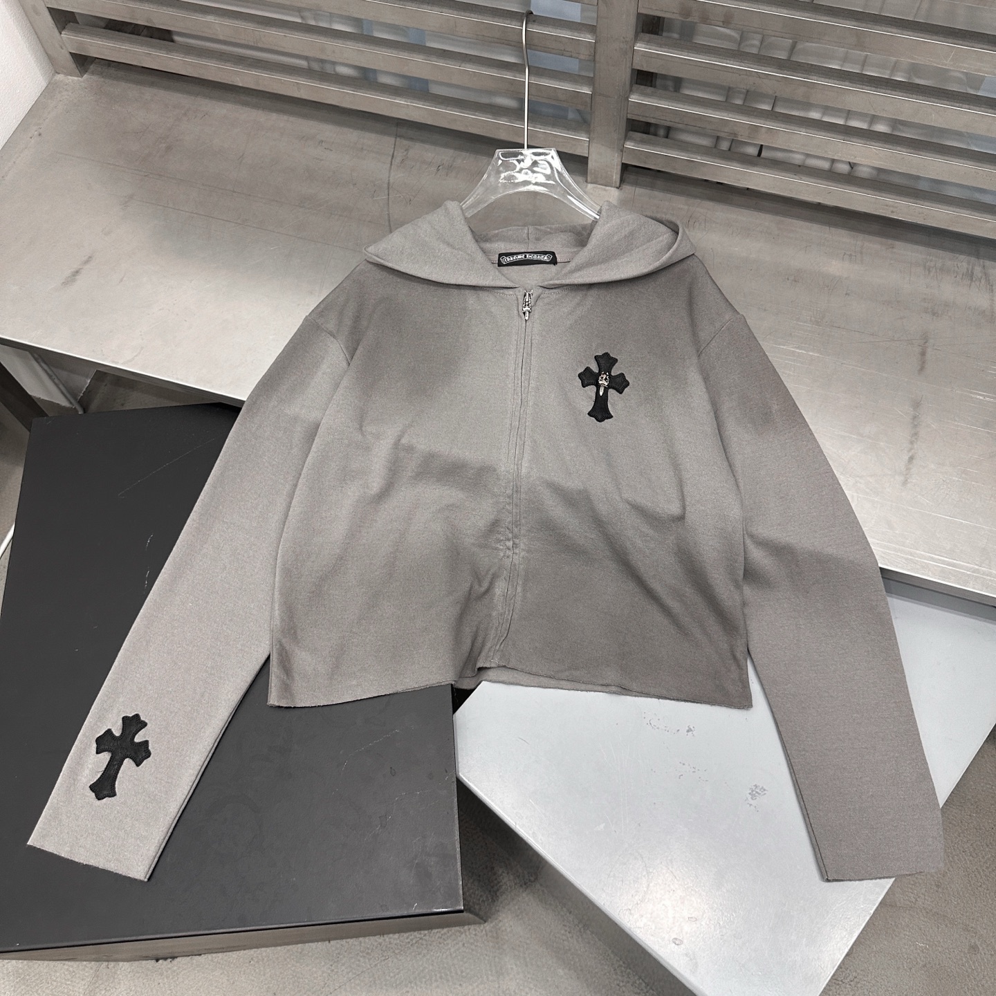 🆕克罗心 ｜ 新款开衫卫衣，成衣洗水喷色工艺加手工刺绣十字标，尺码sml