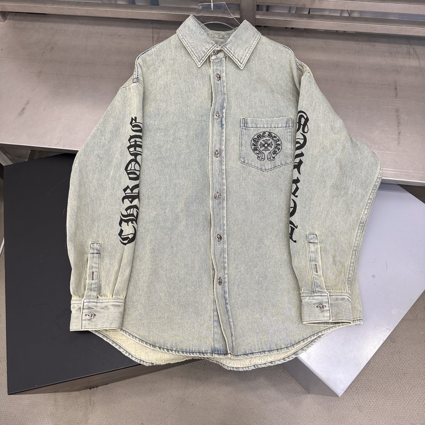 🆕克罗心 ｜ 新款牛仔衬衣，成衣洗水炒色工艺加多处印花，男女同款，尺码sml