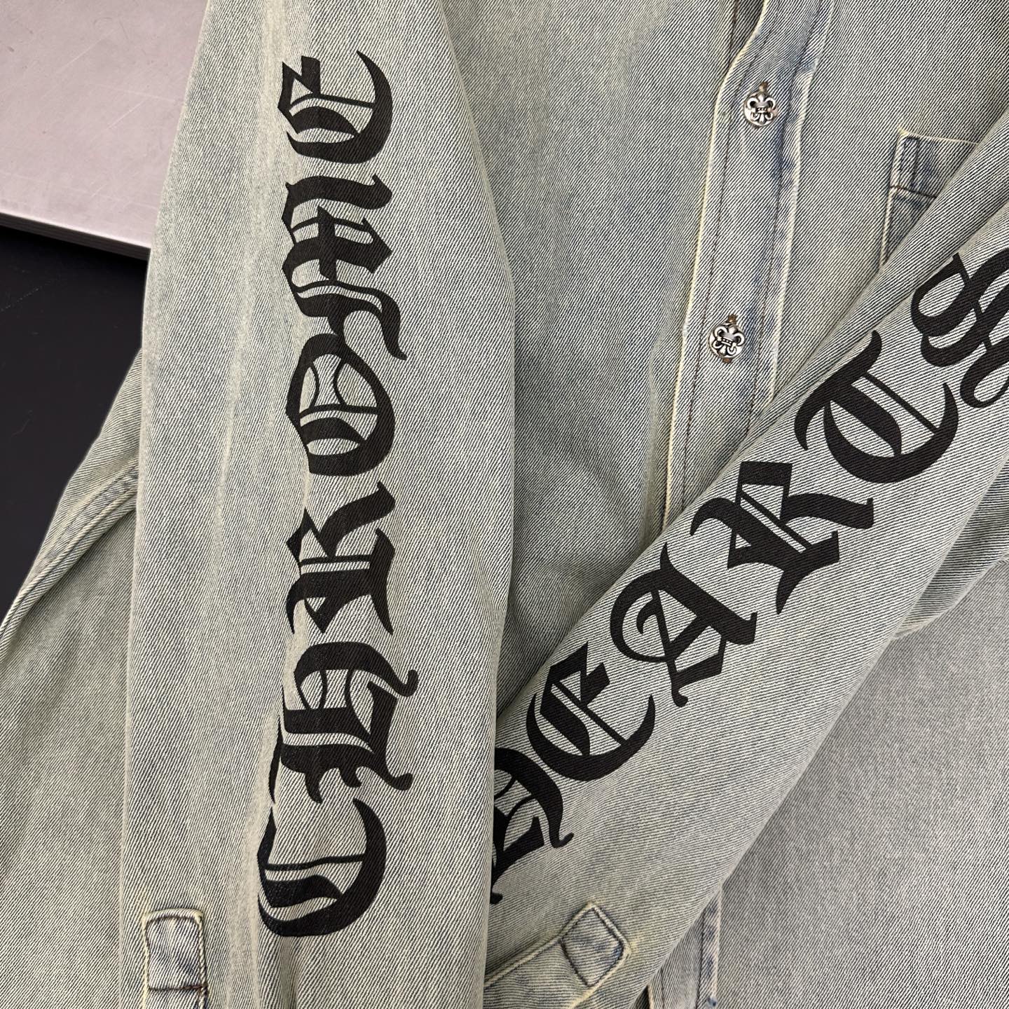 🆕克罗心 ｜ 新款牛仔衬衣，成衣洗水炒色工艺加多处印花，男女同款，尺码sml