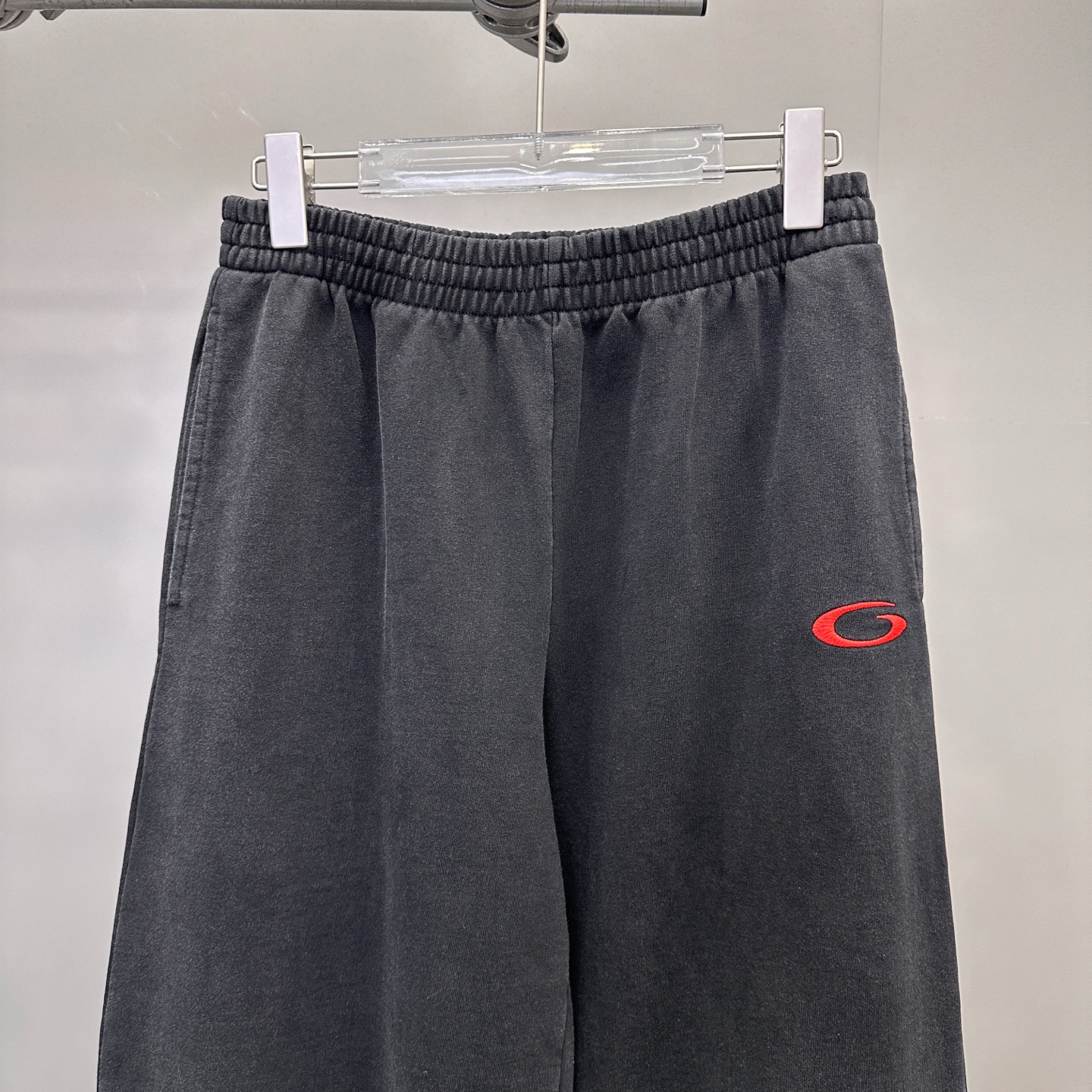 🆕巴黎 ｜ 新款卫裤，成衣洗水炒色工艺加经典刺绣标，男女同款，尺码sml