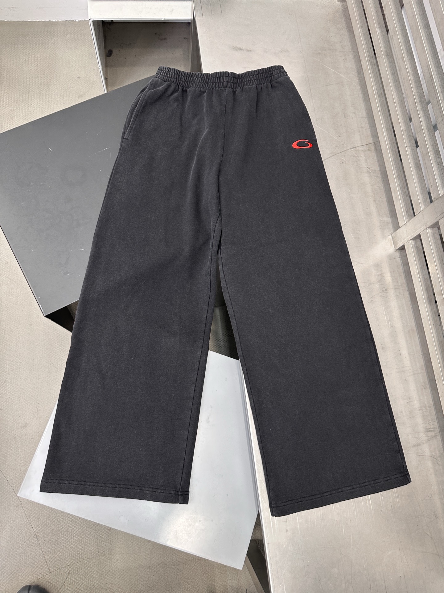 🆕巴黎 ｜ 新款卫裤，成衣洗水炒色工艺加经典刺绣标，男女同款，尺码sml