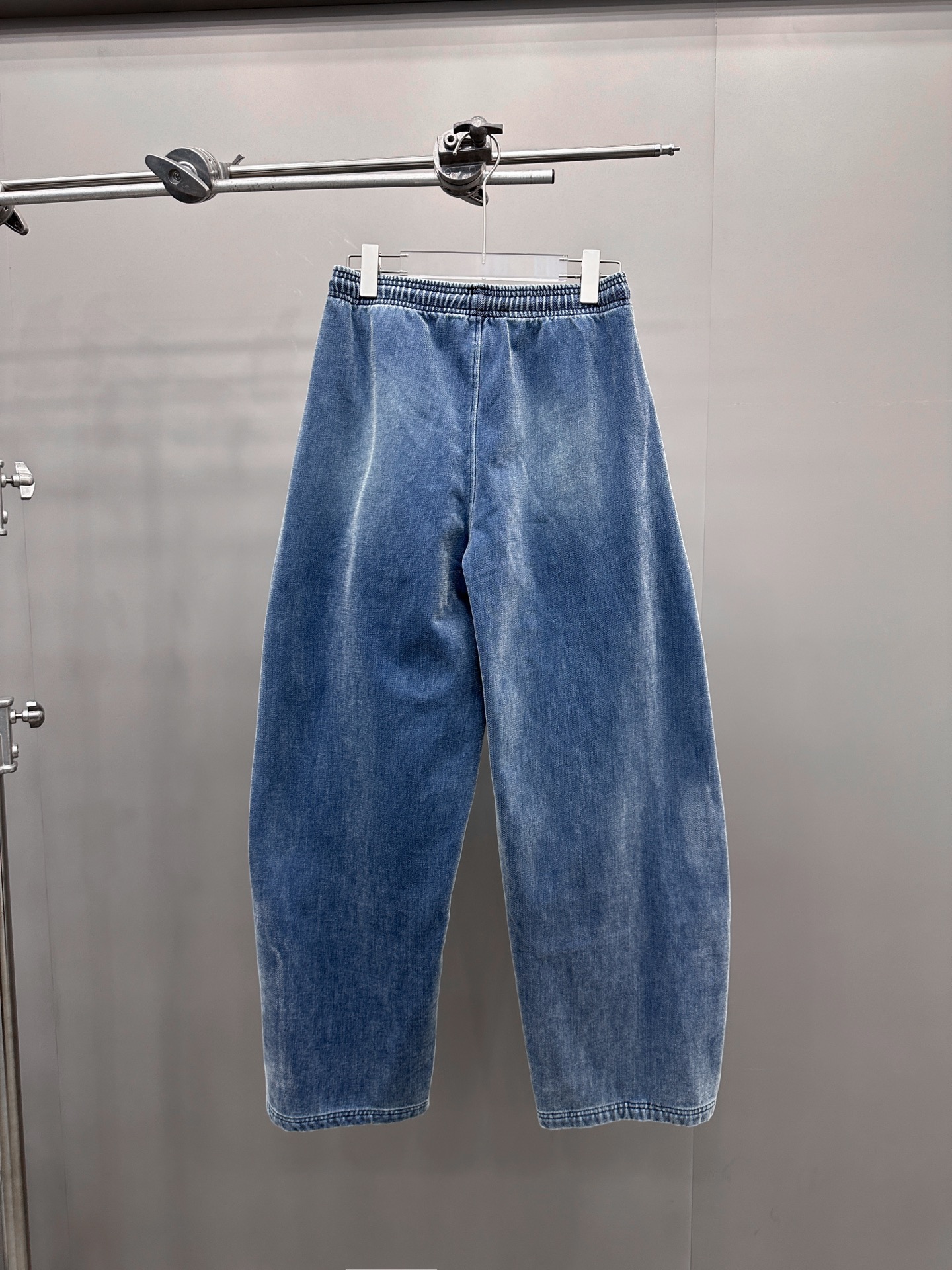 巴黎 ｜ 新款牛仔裤，成衣洗水炒色工艺加经典刺绣标，特殊抓绒牛仔布，男女同款，尺码sml