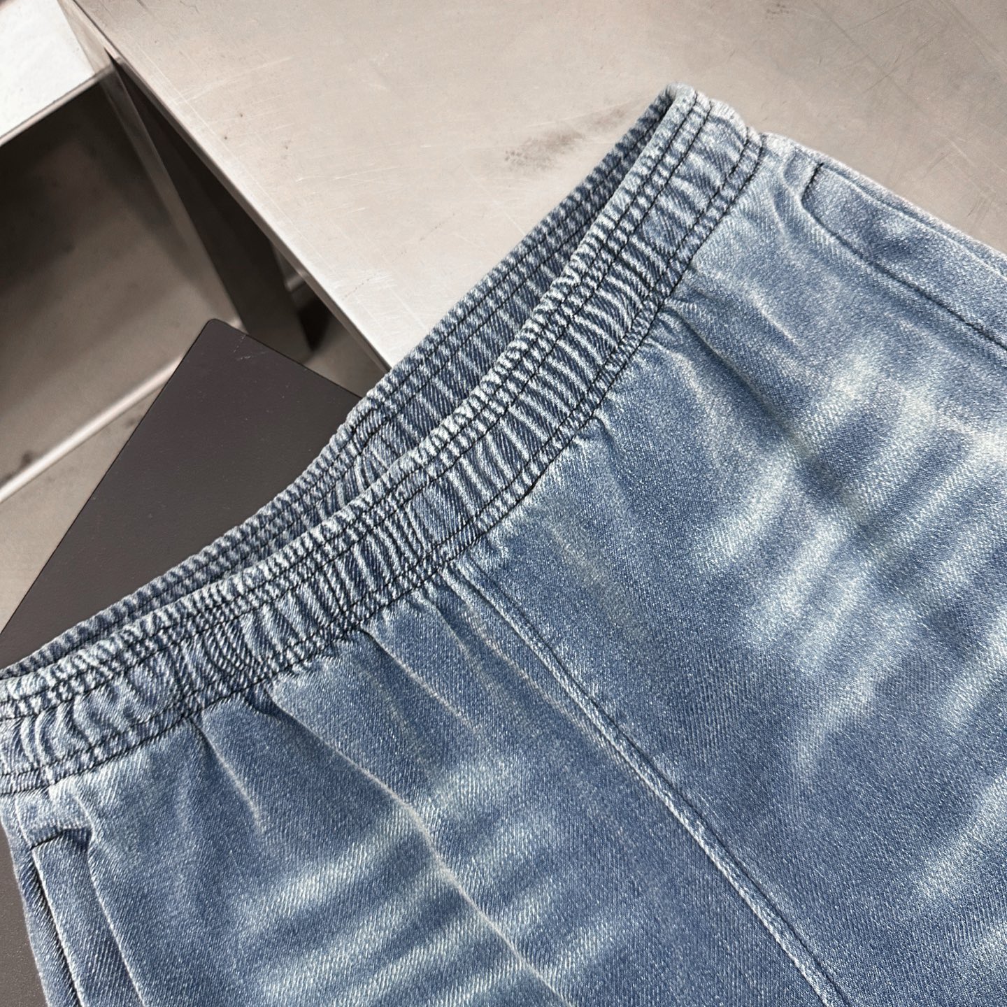 巴黎 ｜ 新款牛仔裤，成衣洗水炒色工艺加经典刺绣标，特殊抓绒牛仔布，男女同款，尺码sml