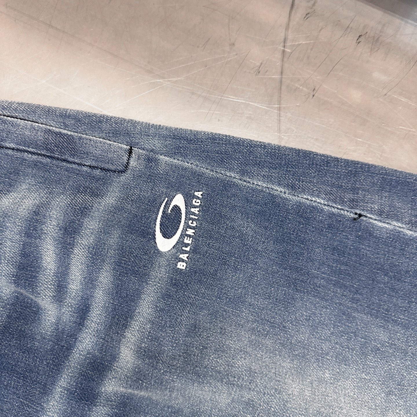 巴黎 ｜ 新款牛仔裤，成衣洗水炒色工艺加经典刺绣标，特殊抓绒牛仔布，男女同款，尺码sml