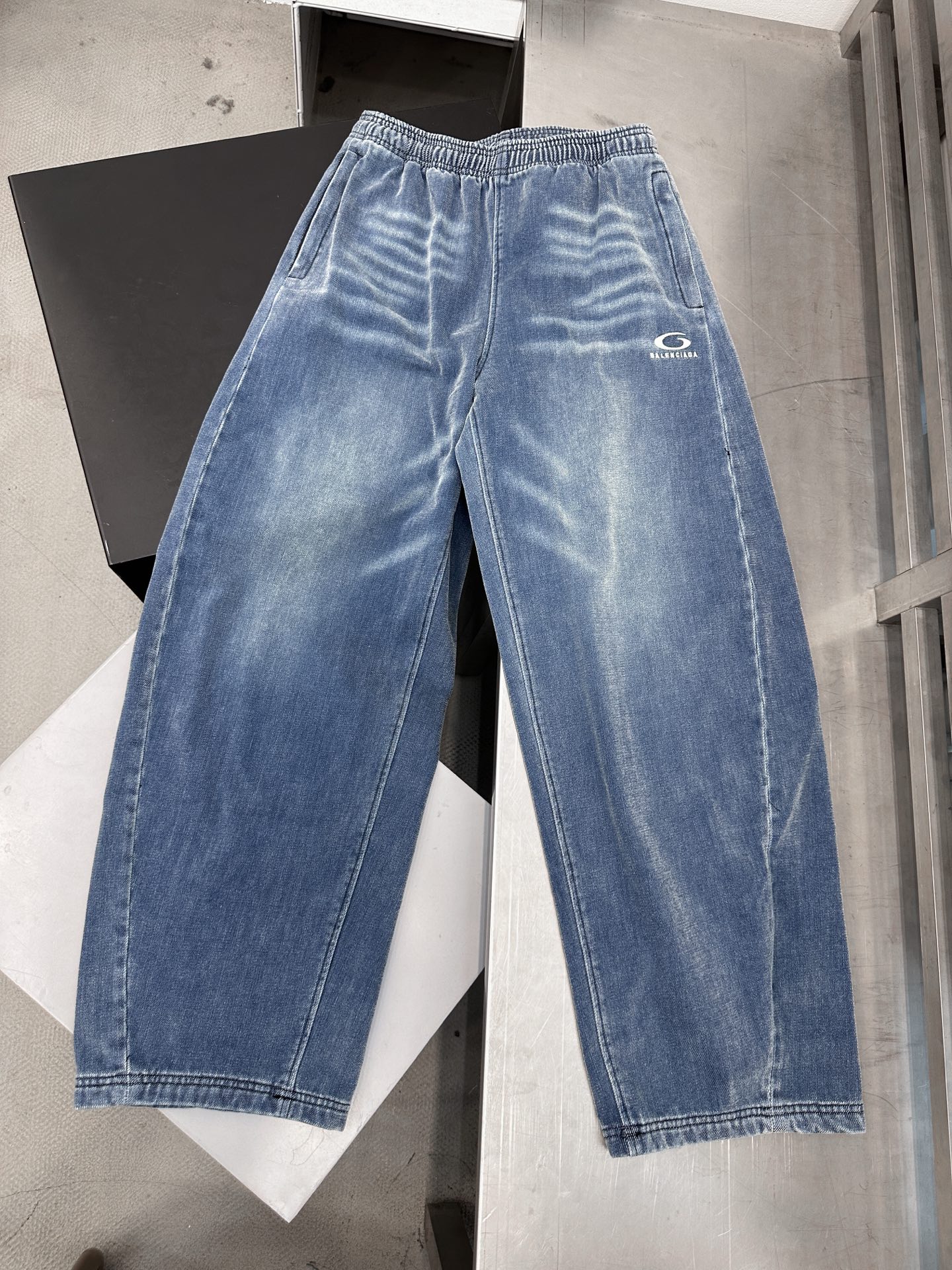 巴黎 ｜ 新款牛仔裤，成衣洗水炒色工艺加经典刺绣标，特殊抓绒牛仔布，男女同款，尺码sml