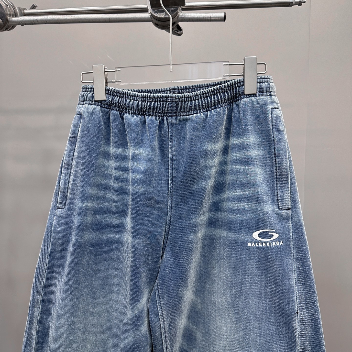 巴黎 ｜ 新款牛仔裤，成衣洗水炒色工艺加经典刺绣标，特殊抓绒牛仔布，男女同款，尺码sml