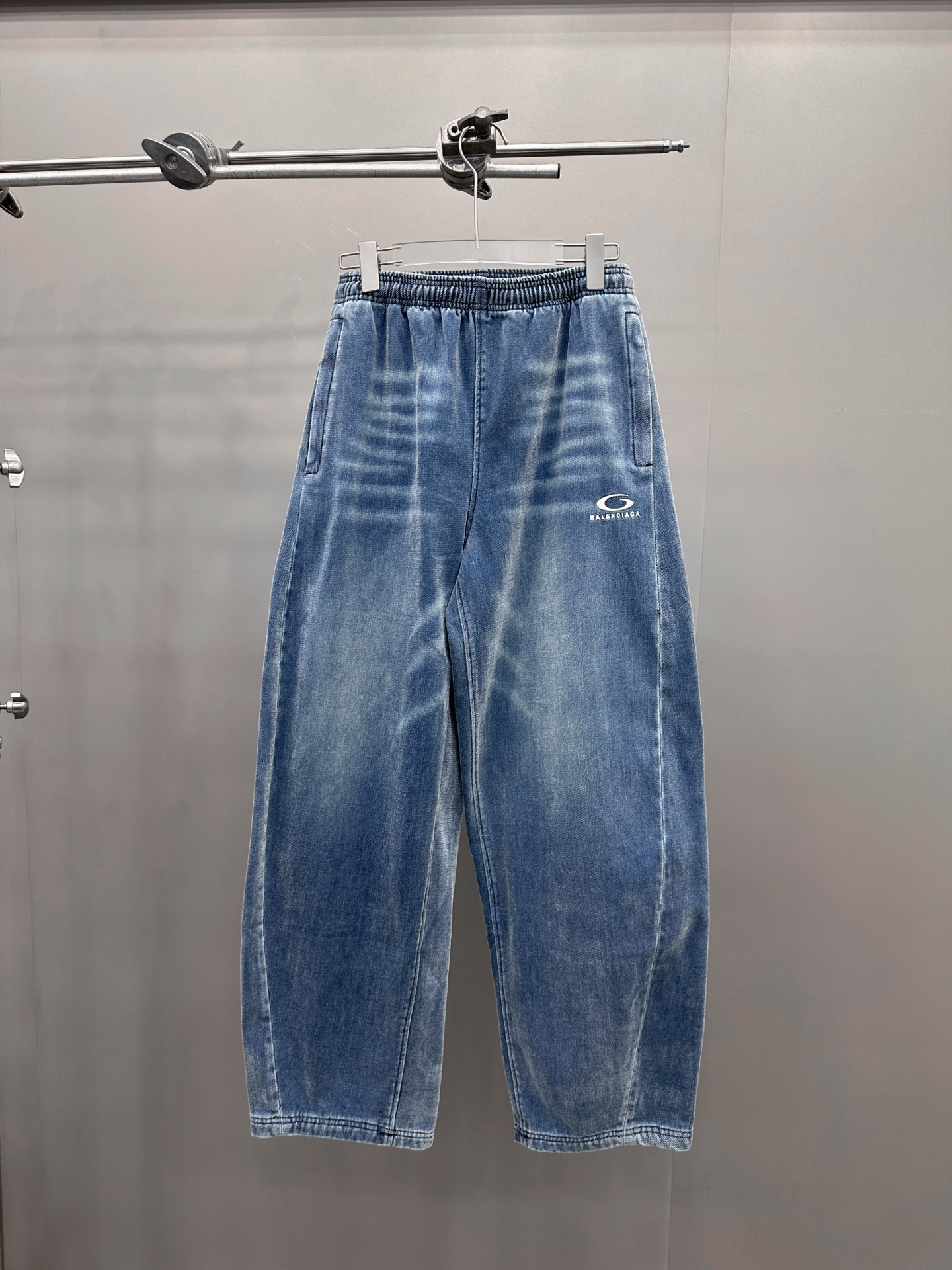 巴黎 ｜ 新款牛仔裤，成衣洗水炒色工艺加经典刺绣标，特殊抓绒牛仔布，男女同款，尺码sml