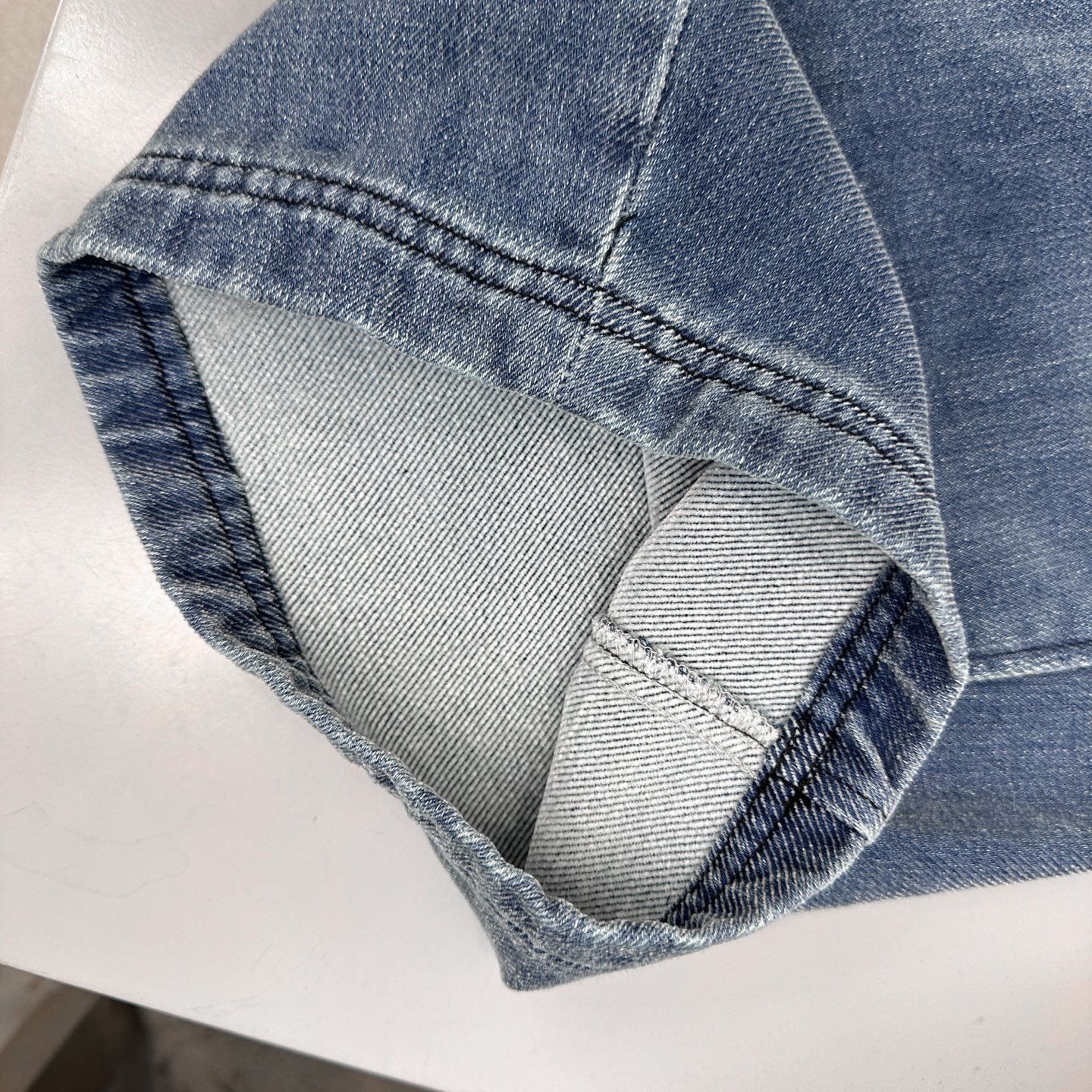 巴黎 ｜ 新款牛仔裤，成衣洗水炒色工艺加经典刺绣标，特殊抓绒牛仔布，男女同款，尺码sml