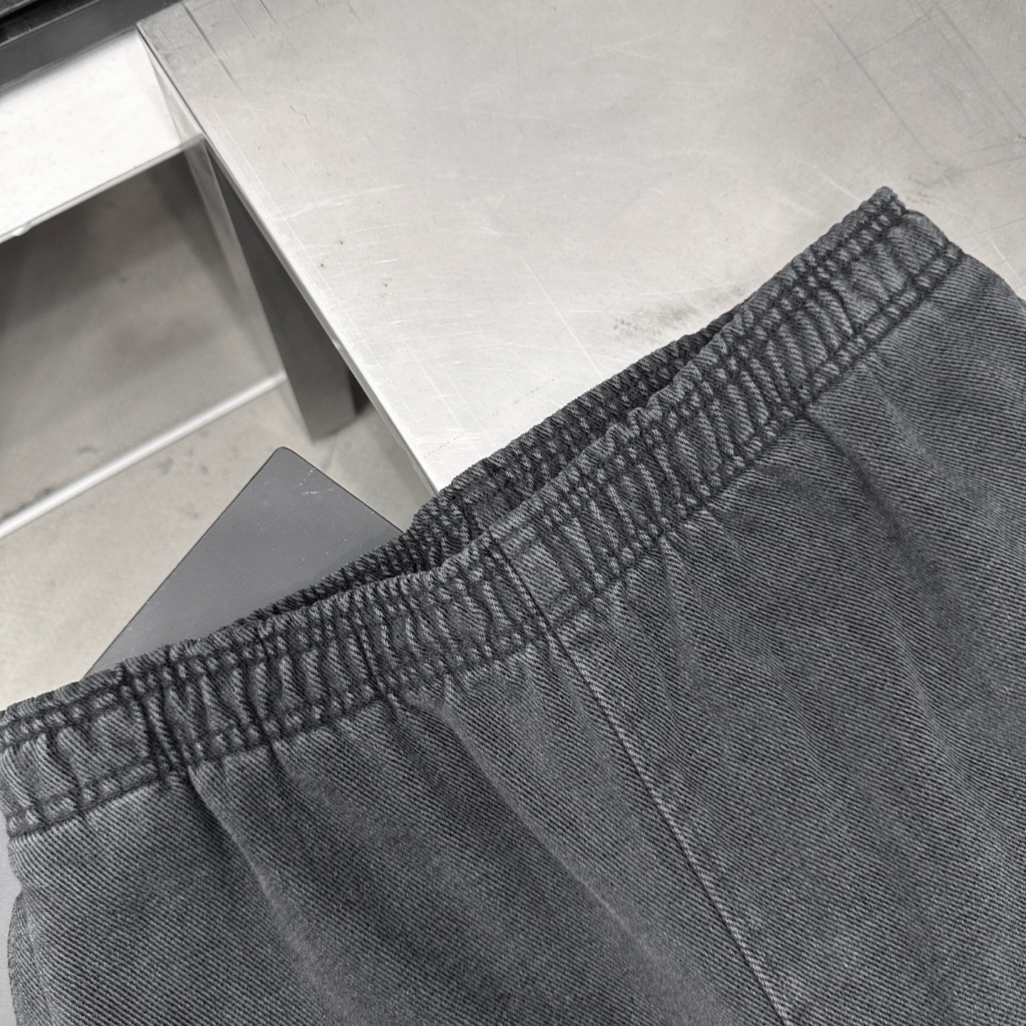 巴黎 ｜ 新款牛仔裤，成衣洗水炒色工艺加经典刺绣标，特殊抓绒牛仔布，男女同款，尺码sml