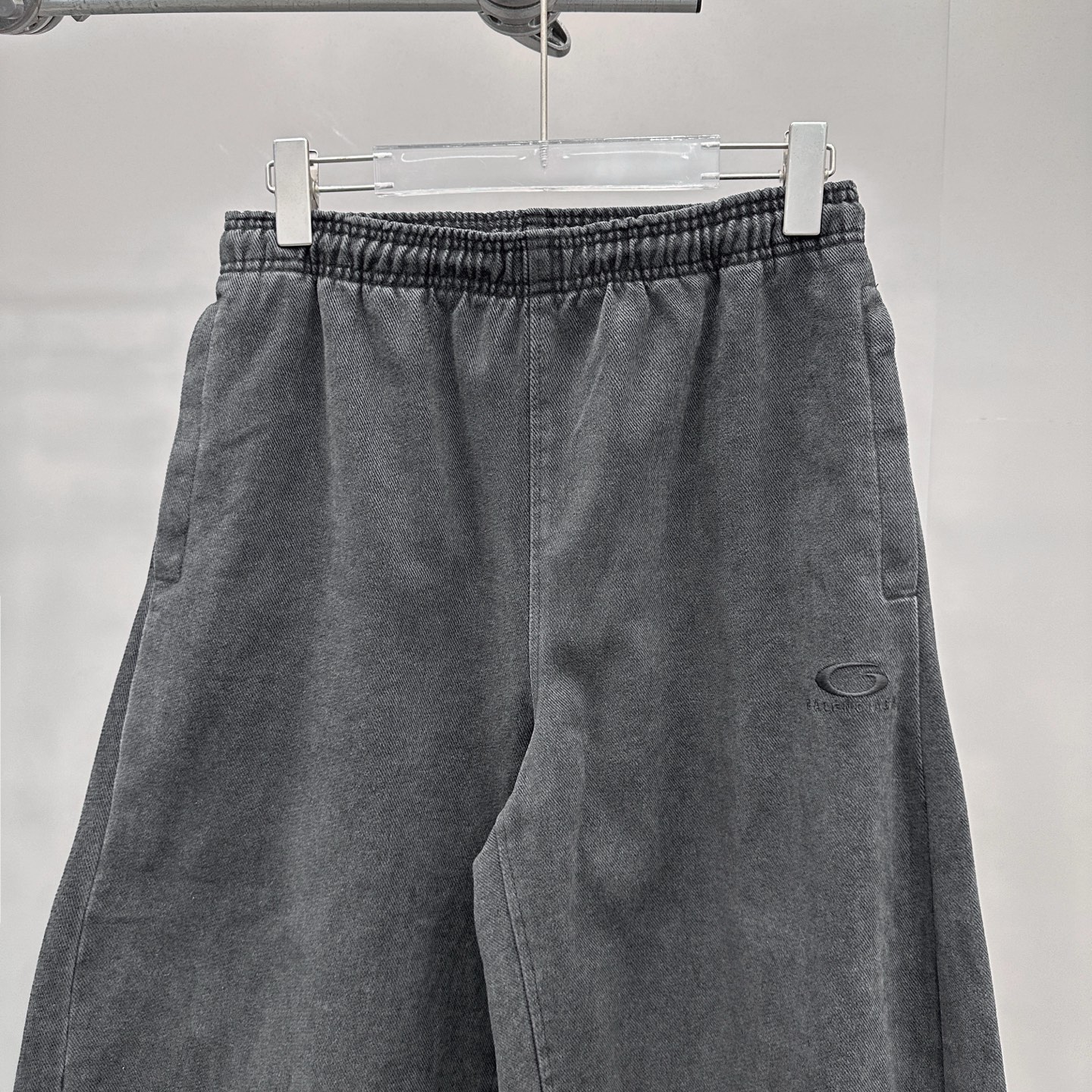 巴黎 ｜ 新款牛仔裤，成衣洗水炒色工艺加经典刺绣标，特殊抓绒牛仔布，男女同款，尺码sml