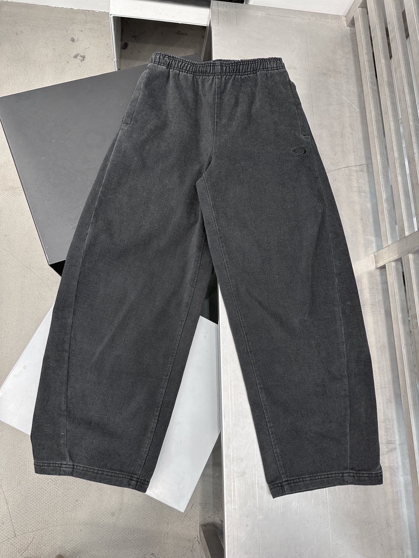 巴黎 ｜ 新款牛仔裤，成衣洗水炒色工艺加经典刺绣标，特殊抓绒牛仔布，男女同款，尺码sml