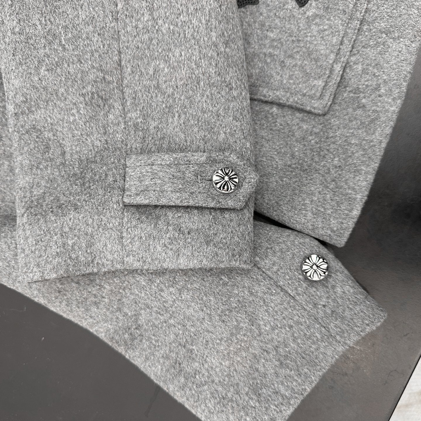 克罗心 ｜ 新款休闲上衣，经典手工刺绣十字标，50%羊毛混纺面料，男女同款，尺码sml