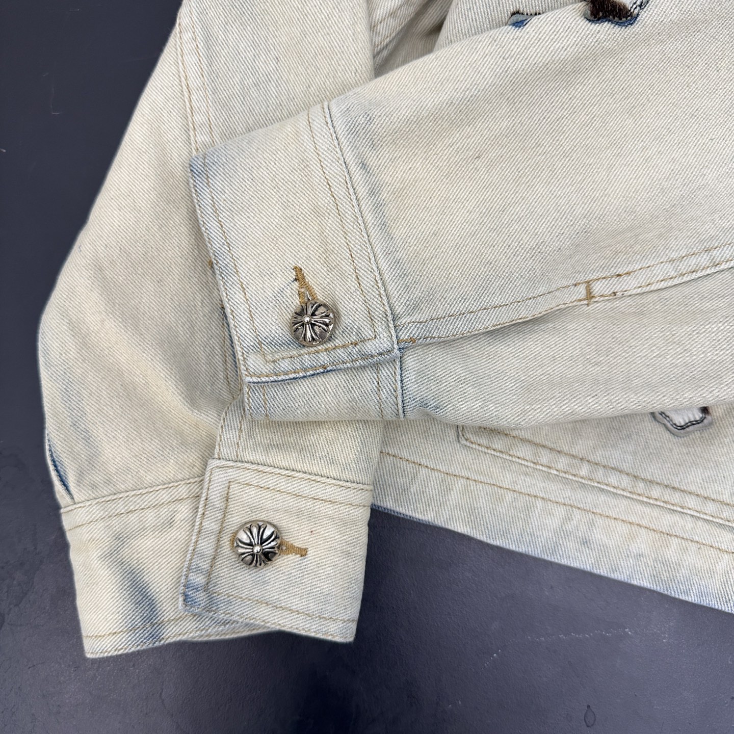 克罗心 ｜ 新款休闲牛仔上衣，经典手工刺绣马毛十字标，牛仔重炒色工艺，休闲时尚，尺码sml