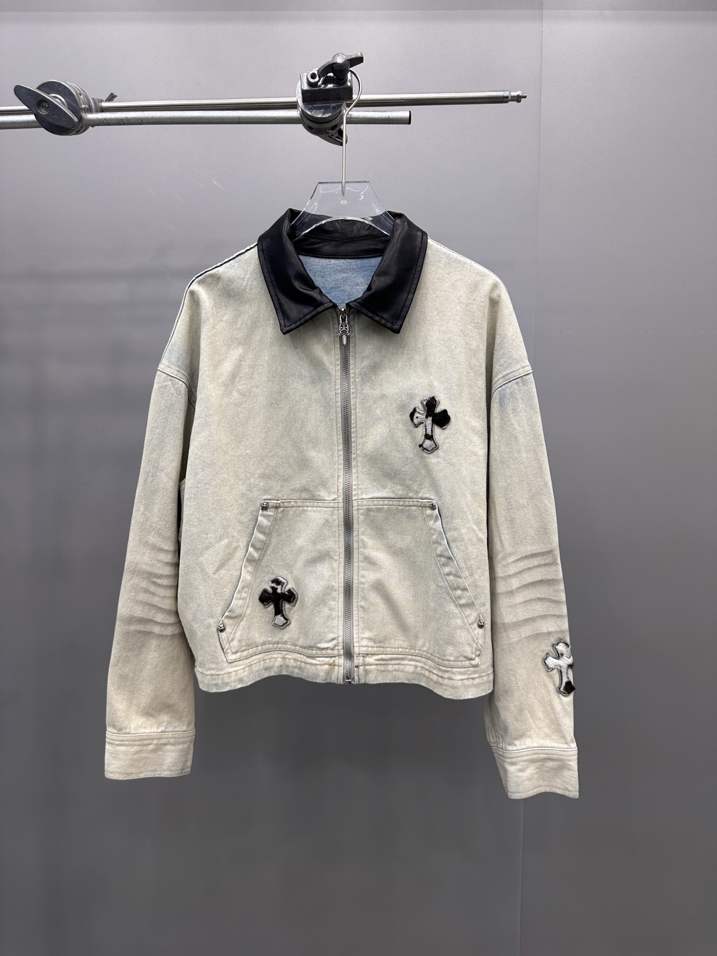 克罗心 ｜ 新款休闲牛仔上衣，经典手工刺绣马毛十字标，牛仔重炒色工艺，休闲时尚，尺码sml