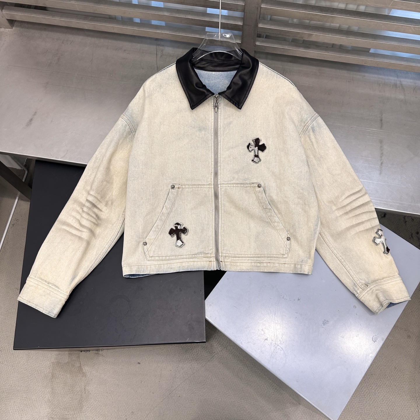 克罗心 ｜ 新款休闲牛仔上衣，经典手工刺绣马毛十字标，牛仔重炒色工艺，休闲时尚，尺码sml