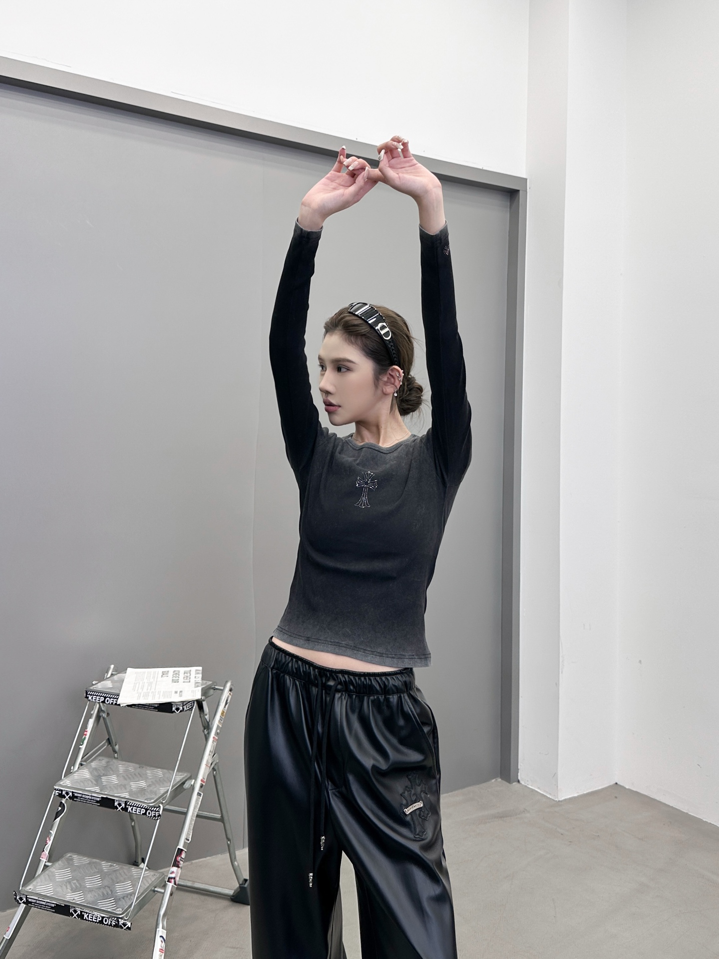 克罗心 ｜ 新款长袖t，成衣洗水炒色喷色烫钻工艺，时尚休闲，尺码sml