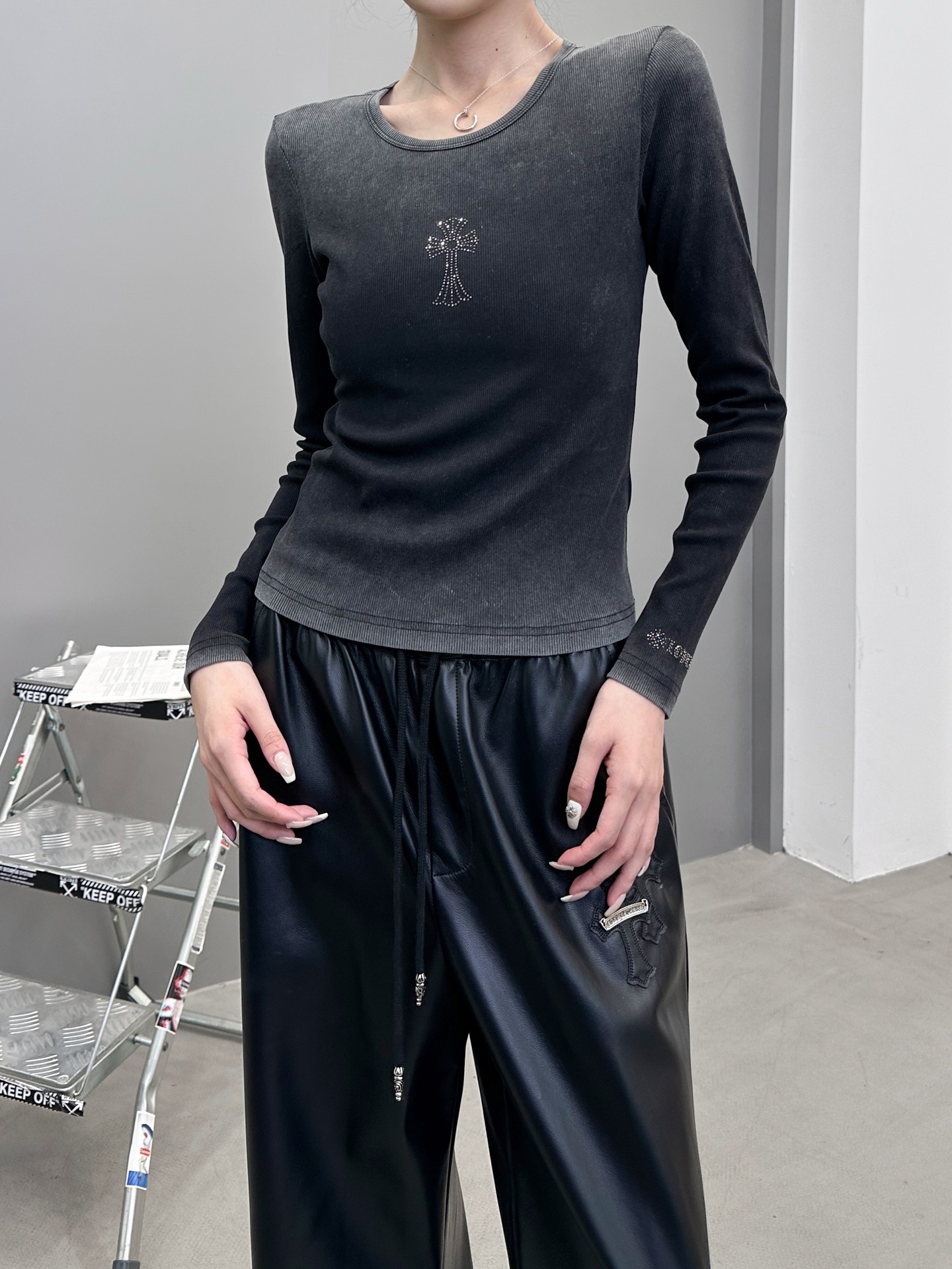 克罗心 ｜ 新款长袖t，成衣洗水炒色喷色烫钻工艺，时尚休闲，尺码sml