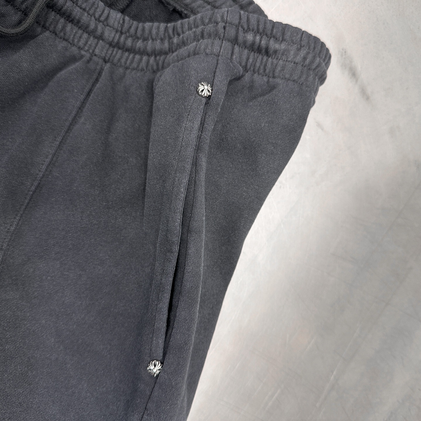 克罗心 ｜ 新款卫裤，成衣洗水炒色工艺加手工打钉，男女同款，尺码sml