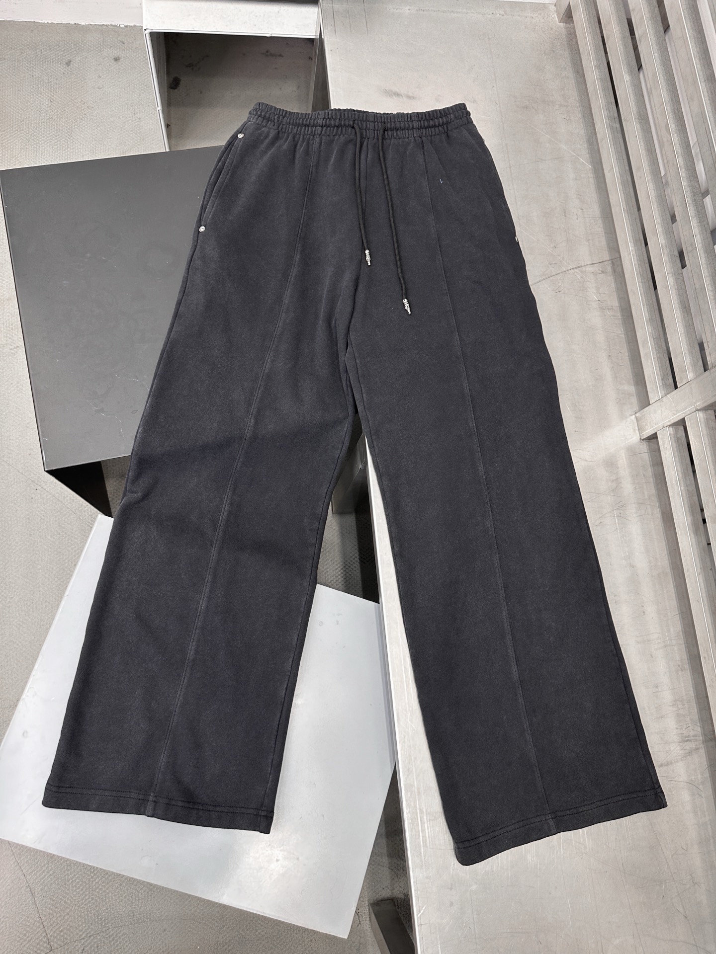 克罗心 ｜ 新款卫裤，成衣洗水炒色工艺加手工打钉，男女同款，尺码sml