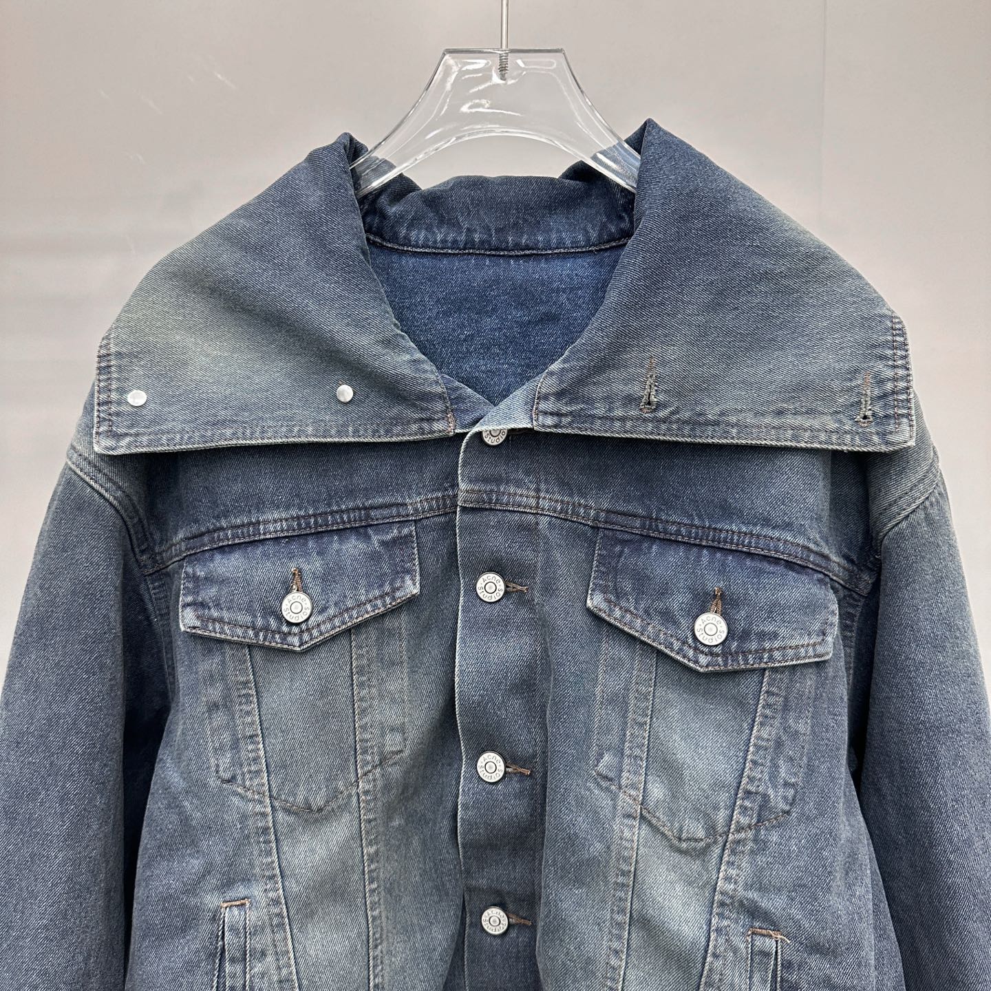 🆕Acne ｜ 新款牛仔上衣，成衣洗水喷色工艺，大翻领款式休闲时尚，尺码sml