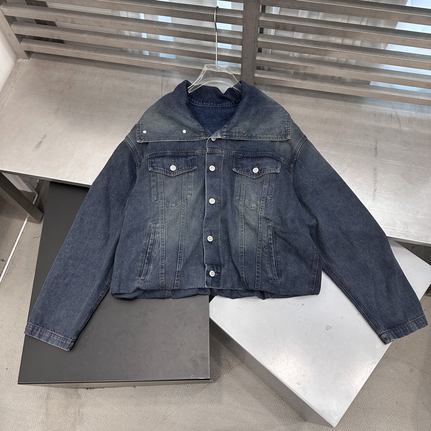 🆕Acne ｜ 新款牛仔上衣，成衣洗水喷色工艺，大翻领款式休闲时尚，尺码sml