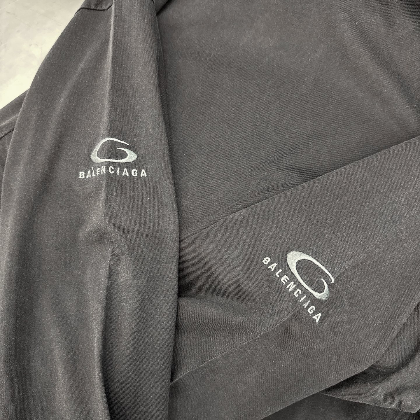 巴黎 ｜ 新款长袖t，成衣洗水炒色工艺加经典刺绣标，男女同款，尺码sml