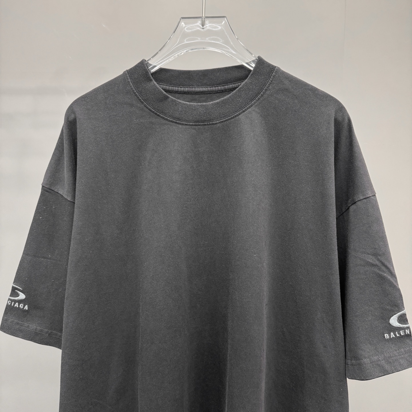 巴黎 ｜ 新款短袖t，成衣洗水炒色工艺加经典刺绣标，男女同款，尺码sml