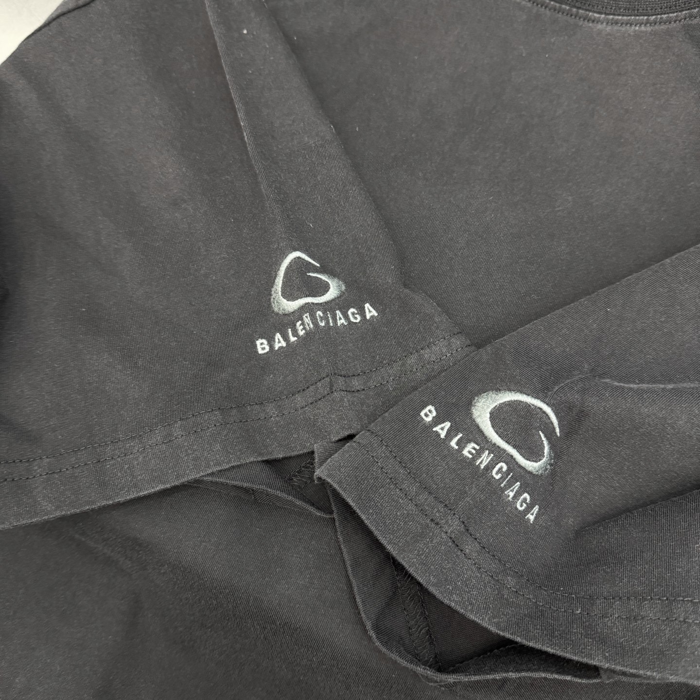 巴黎 ｜ 新款短袖t，成衣洗水炒色工艺加经典刺绣标，男女同款，尺码sml