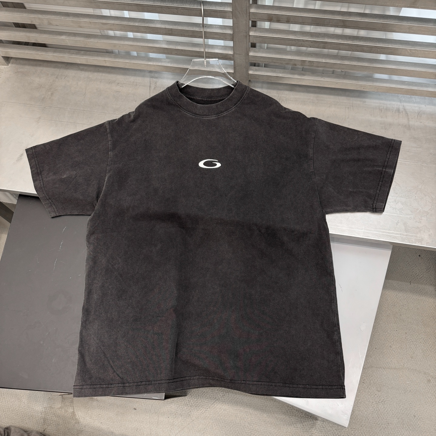 巴黎 ｜ 新款短袖袖t，成衣洗水炒色工艺加经典刺绣标，后背胶布特殊印花工艺，男女同款，尺码sml