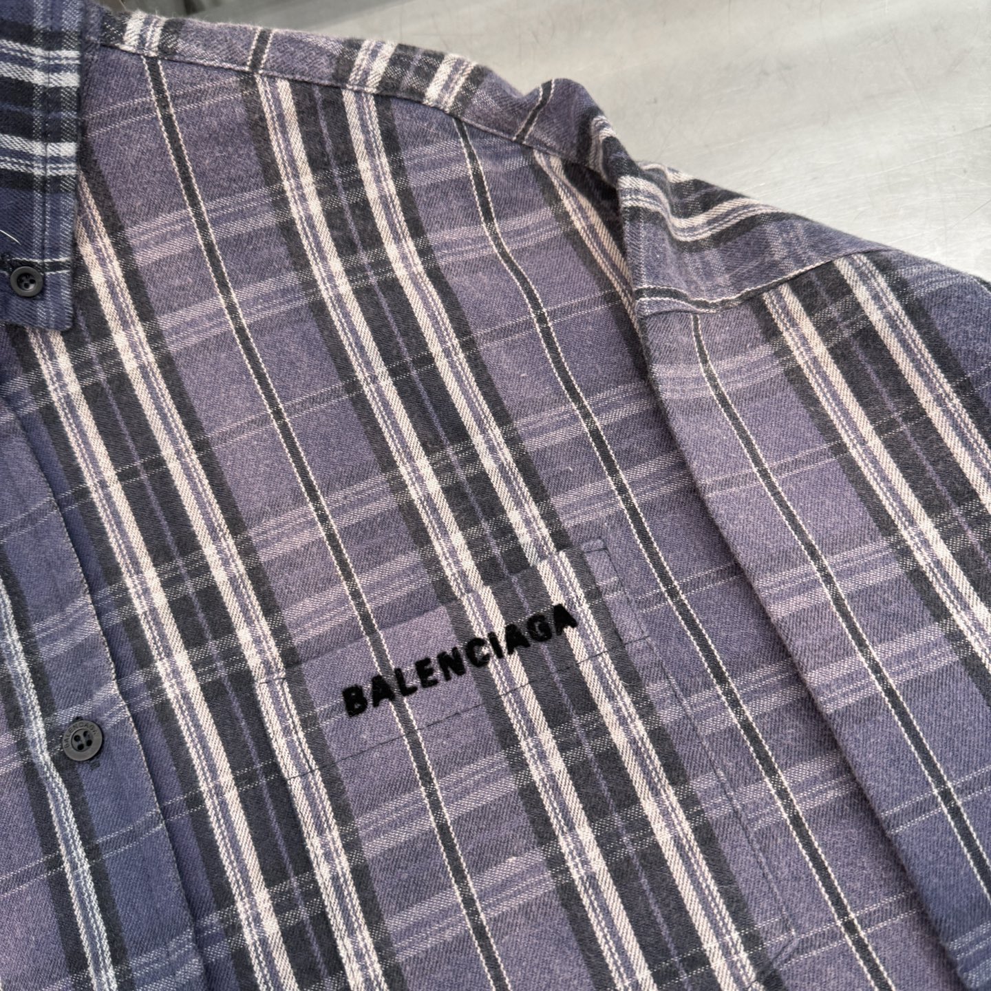 巴黎 ｜ 新款休闲格子衬衣，成衣洗水喷色加成衣植绒印花工艺，男女同款，尺码sml