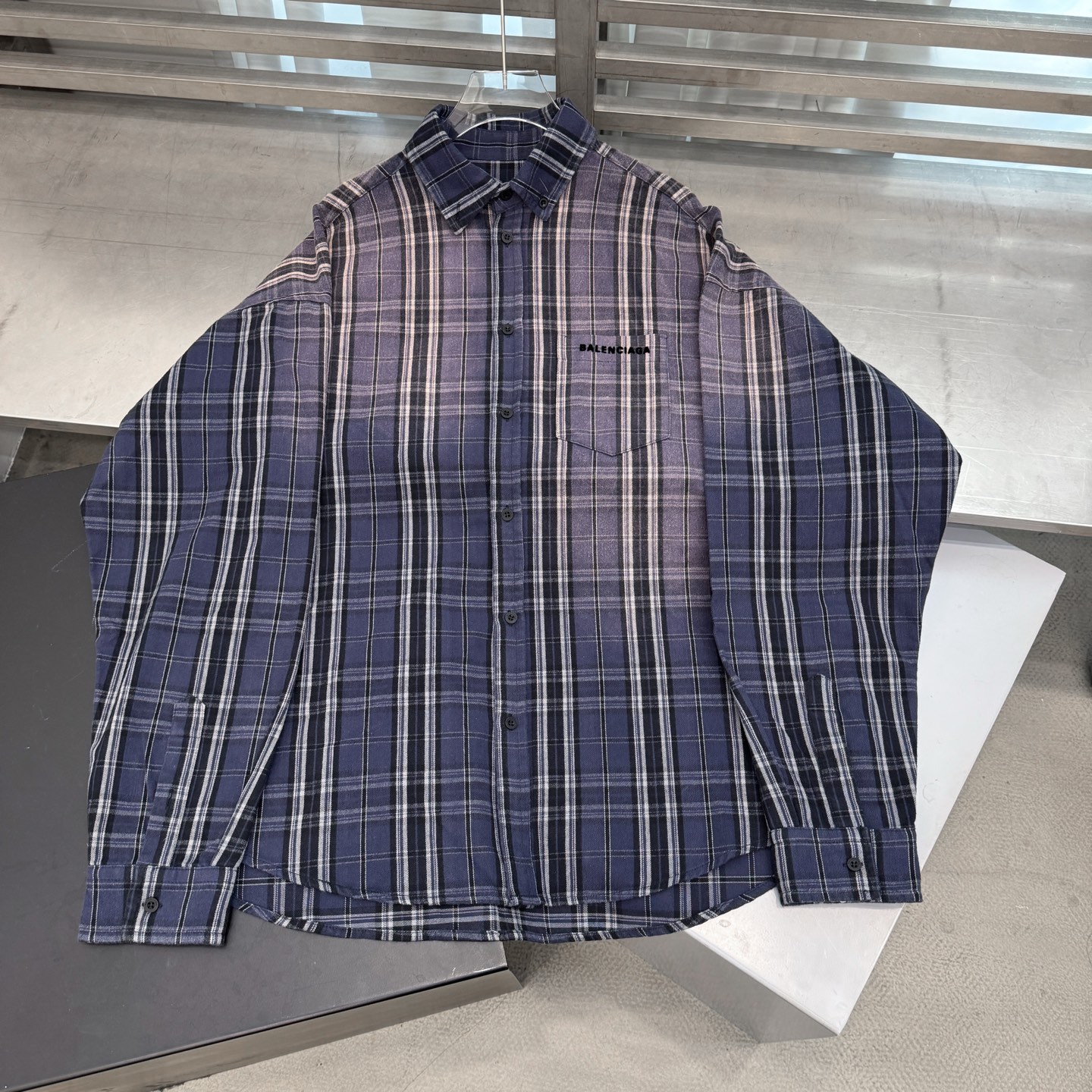 巴黎 ｜ 新款休闲格子衬衣，成衣洗水喷色加成衣植绒印花工艺，男女同款，尺码sml