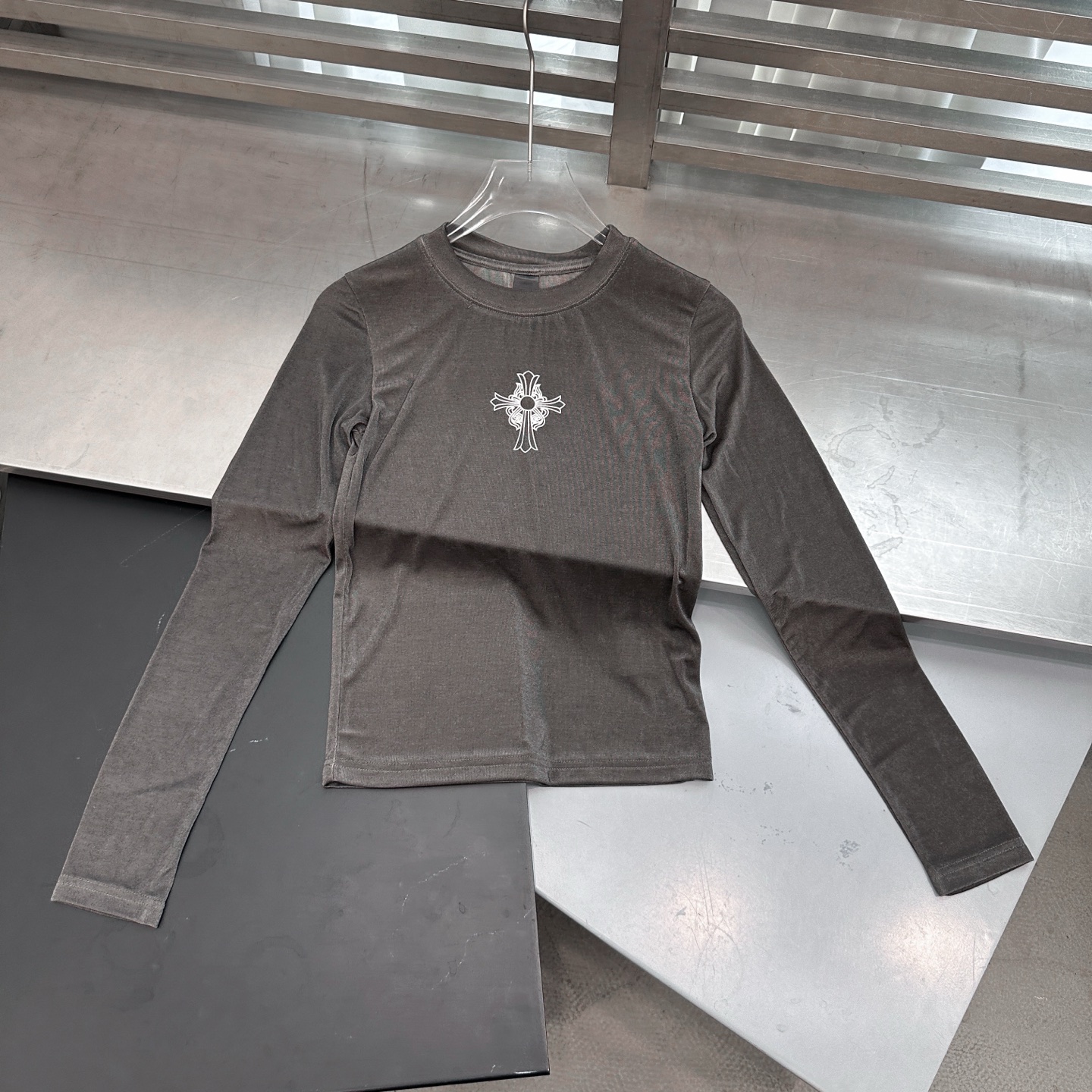 克罗心 ｜ 新款长袖打底t，成衣洗水炒色加多处印花工艺，休闲时尚，尺码sml