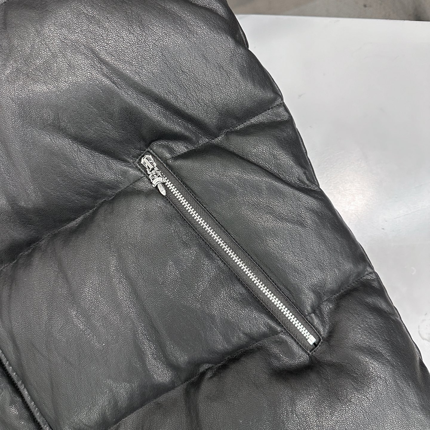 克罗心 ｜ 新款环保皮羽绒马甲，进口金属丝环保pu面料，填充90鹅绒，男女同款，尺码sml