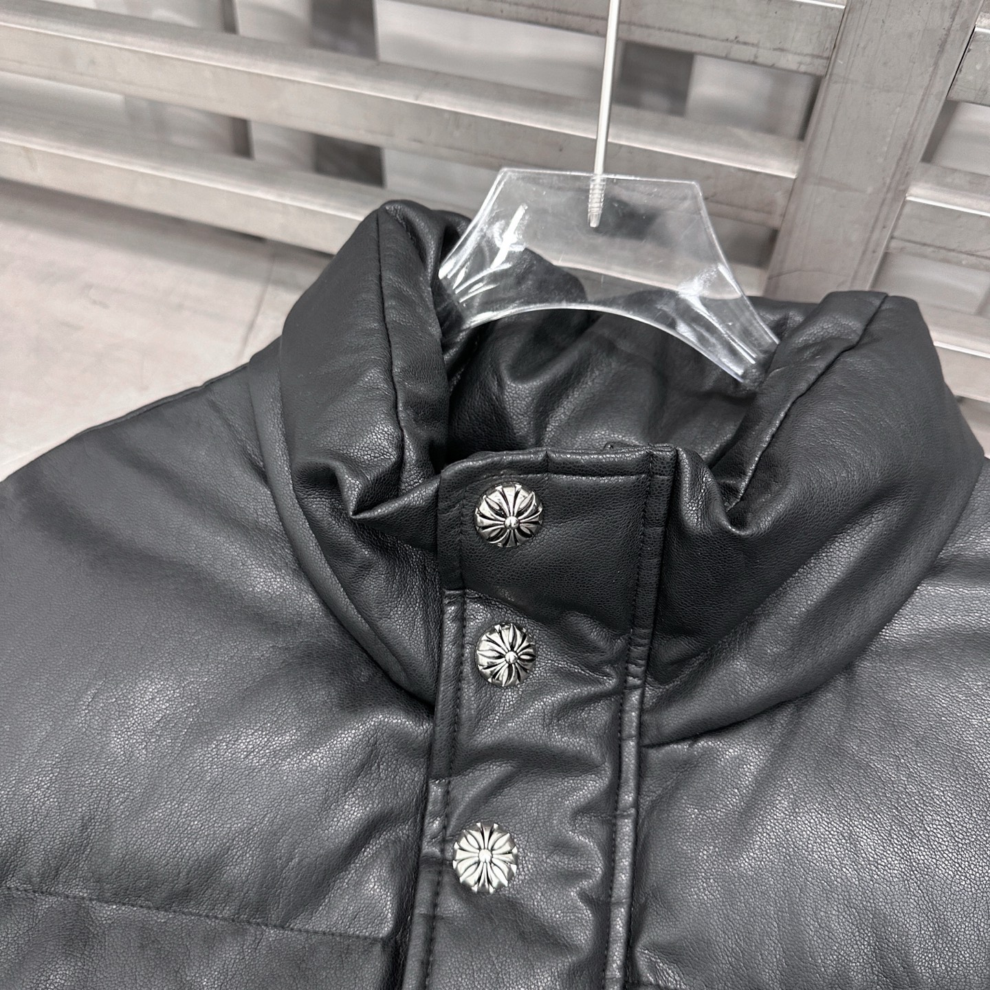 克罗心 ｜ 新款环保皮羽绒马甲，进口金属丝环保pu面料，填充90鹅绒，男女同款，尺码sml