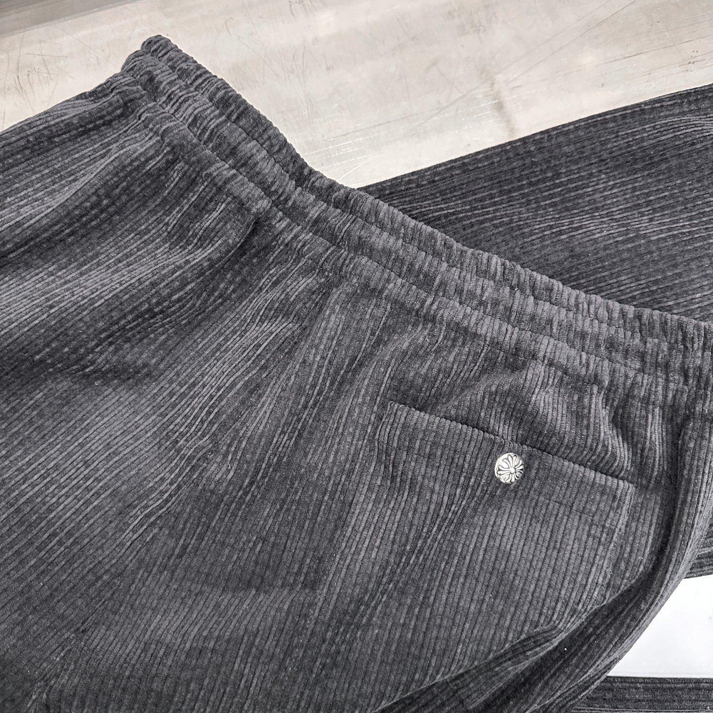 克罗心 ｜ 新款休闲裤，成衣洗水工艺加经典刺绣标，经典灯芯绒面料，男女同款，尺码sml