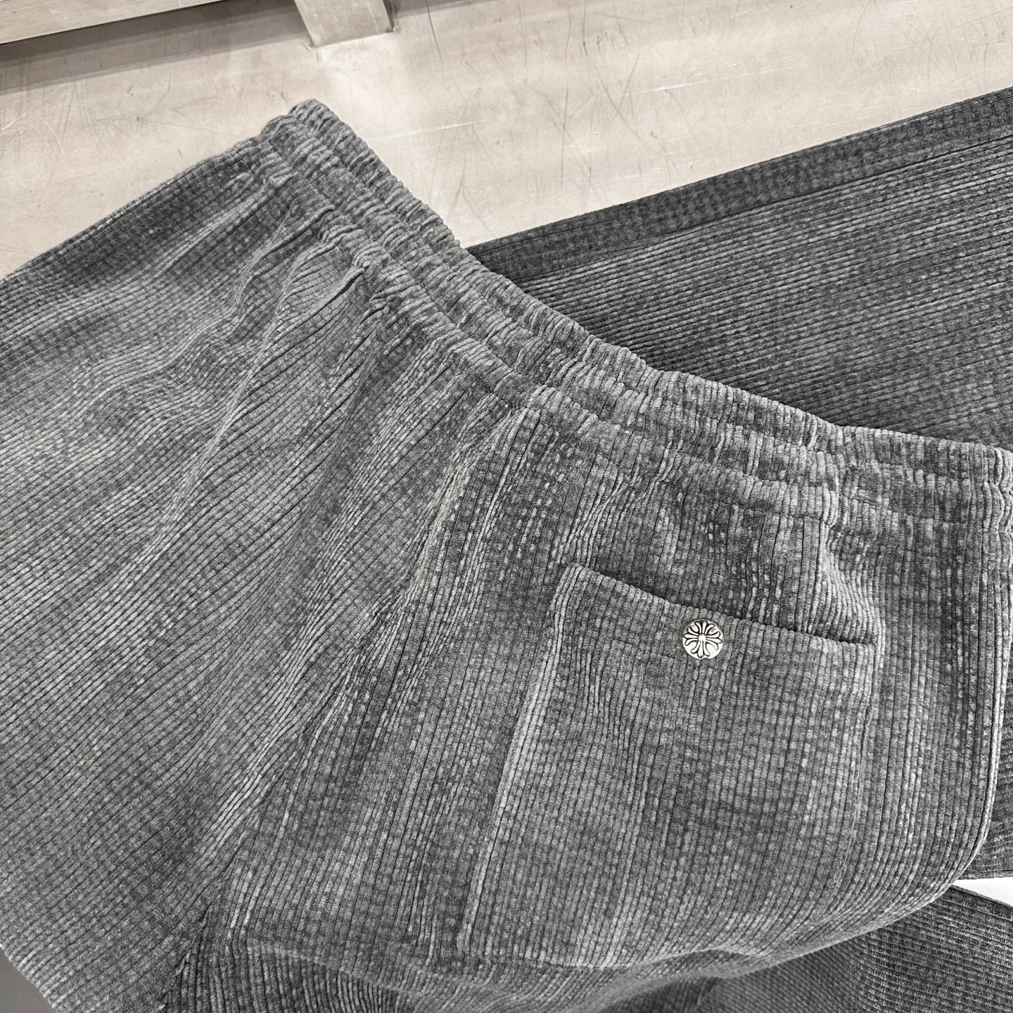 克罗心 ｜ 新款休闲裤，成衣洗水工艺加经典刺绣标，经典灯芯绒面料，男女同款，尺码sml