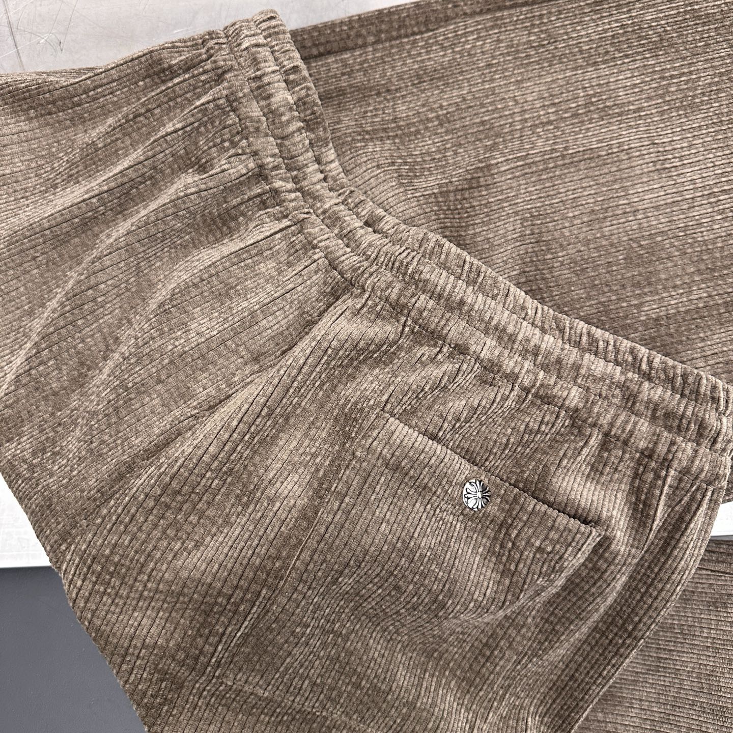 克罗心 ｜ 新款休闲裤，成衣洗水工艺加经典刺绣标，经典灯芯绒面料，男女同款，尺码sml