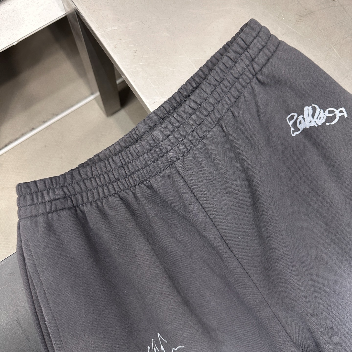 巴黎 ｜ 新款卫裤，成衣洗水喷色吊磨工艺加印花刺绣丙烯，男女同款，尺码sml