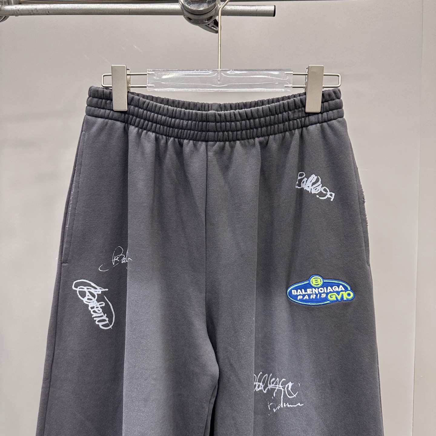 巴黎 ｜ 新款卫裤，成衣洗水喷色吊磨工艺加印花刺绣丙烯，男女同款，尺码sml