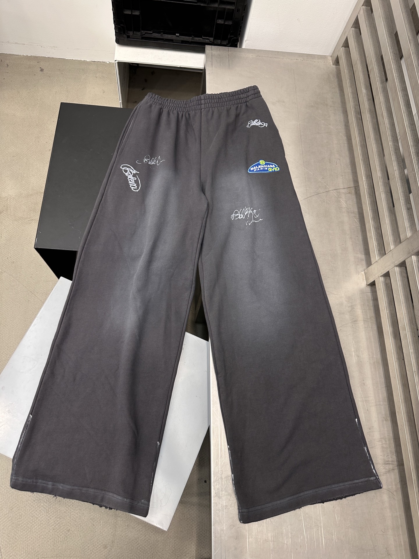 巴黎 ｜ 新款卫裤，成衣洗水喷色吊磨工艺加印花刺绣丙烯，男女同款，尺码sml