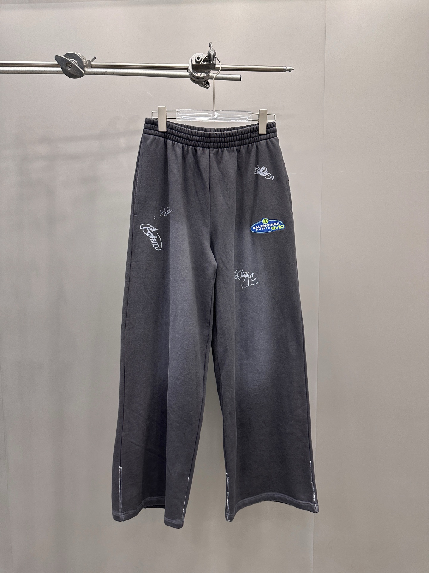 巴黎 ｜ 新款卫裤，成衣洗水喷色吊磨工艺加印花刺绣丙烯，男女同款，尺码sml