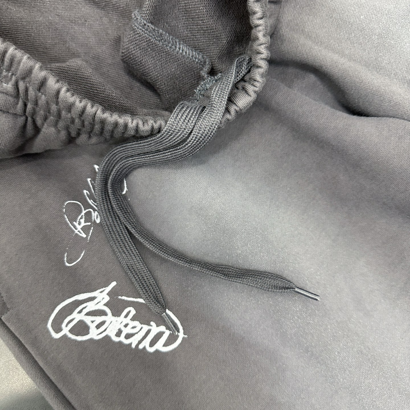 巴黎 ｜ 新款卫裤，成衣洗水喷色吊磨工艺加印花刺绣丙烯，男女同款，尺码sml